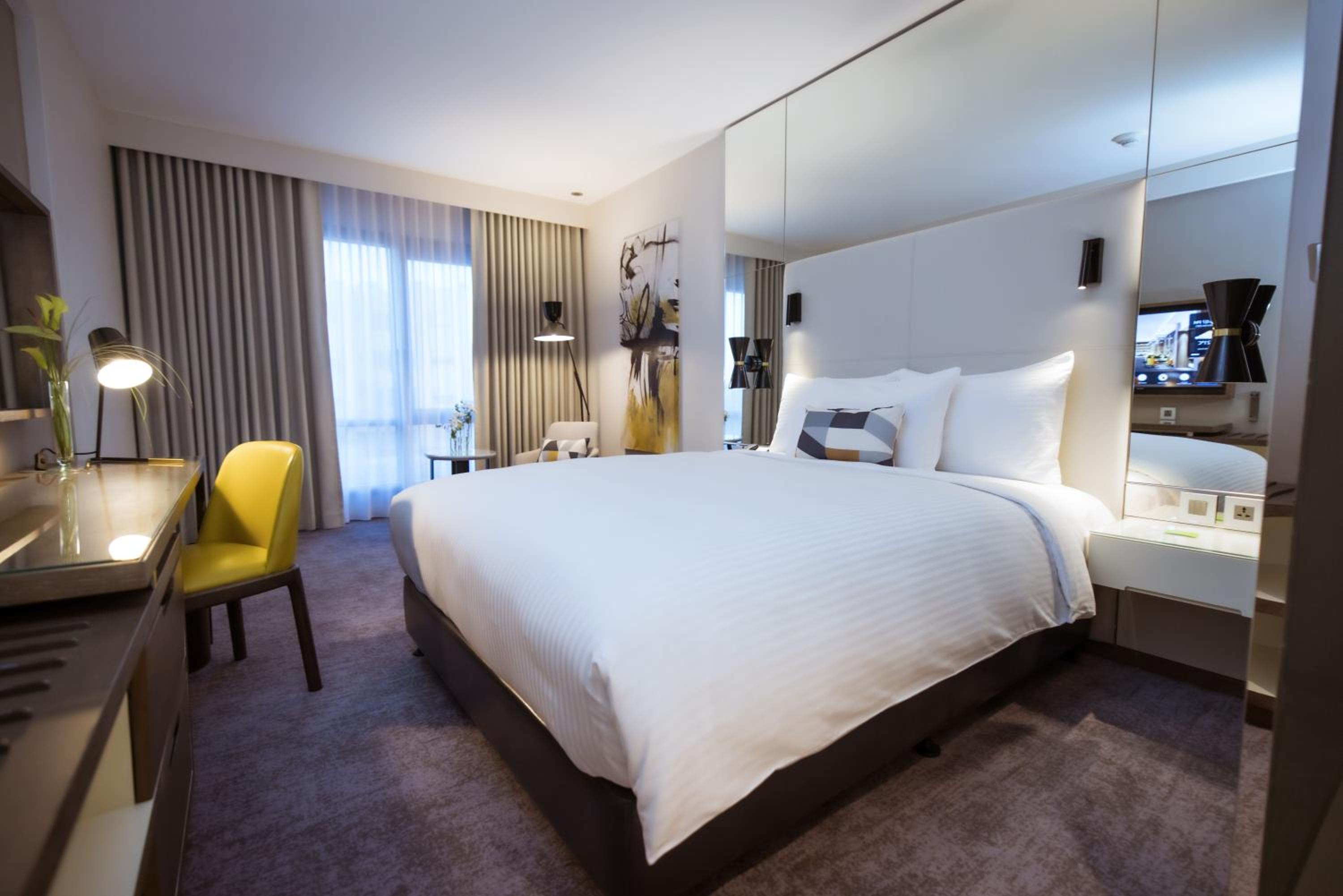 Spacious Centro Room - Queen Bed - Photo 6