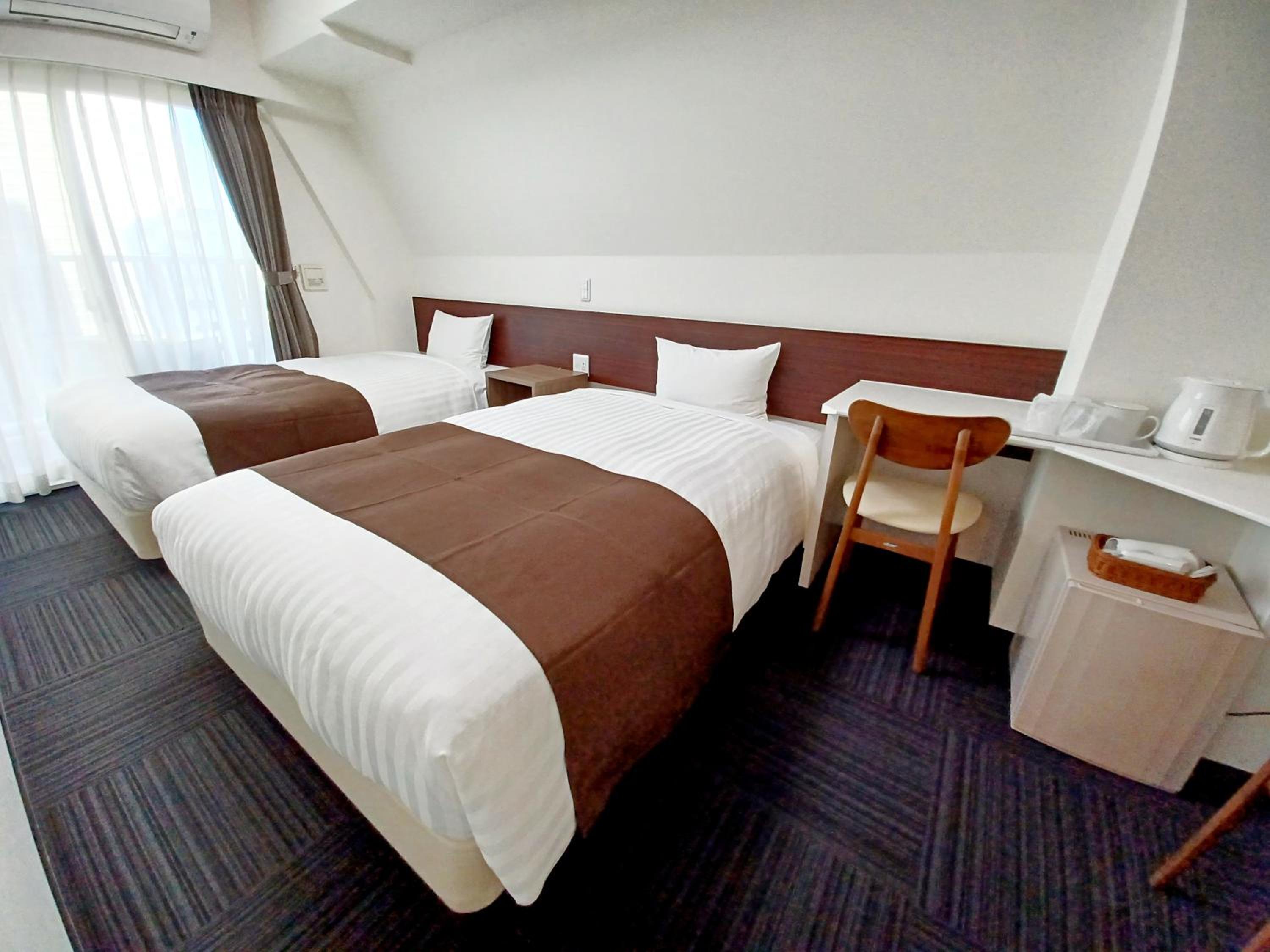 Twin Room - Non-Smoking photo 1
