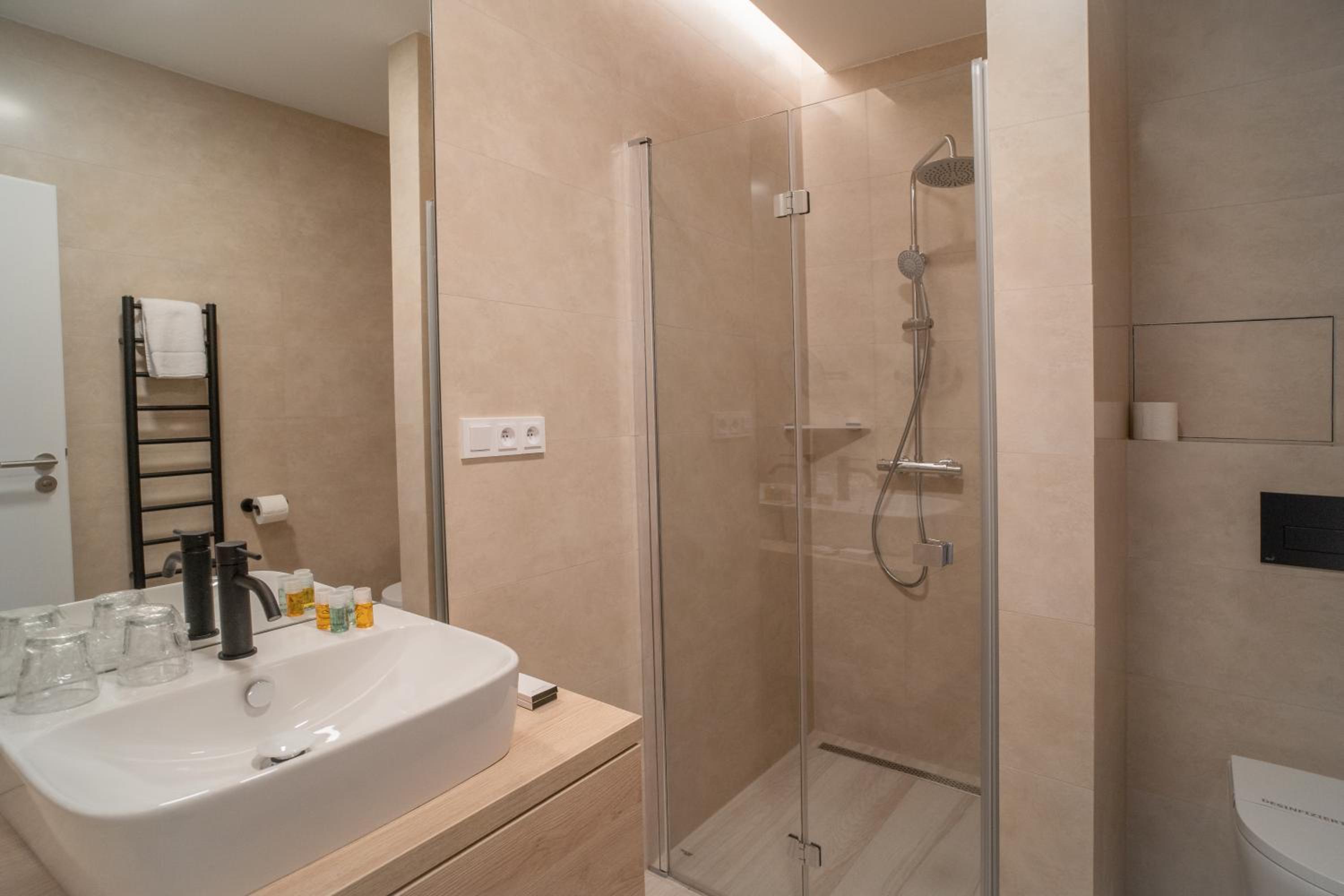 Deluxe Double or Twin Room with Balcony - Photo 3