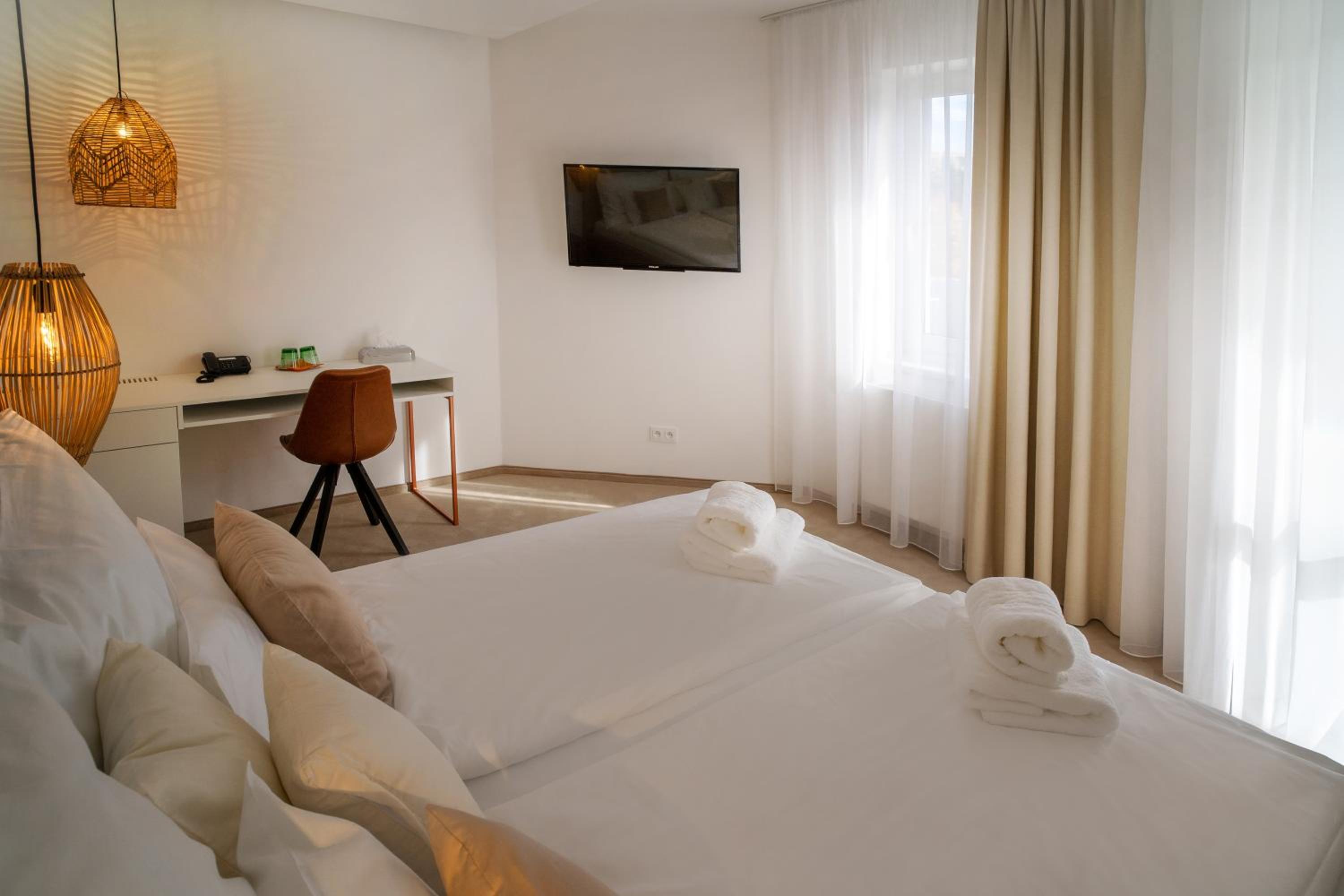Deluxe Double or Twin Room with Balcony - Photo 4