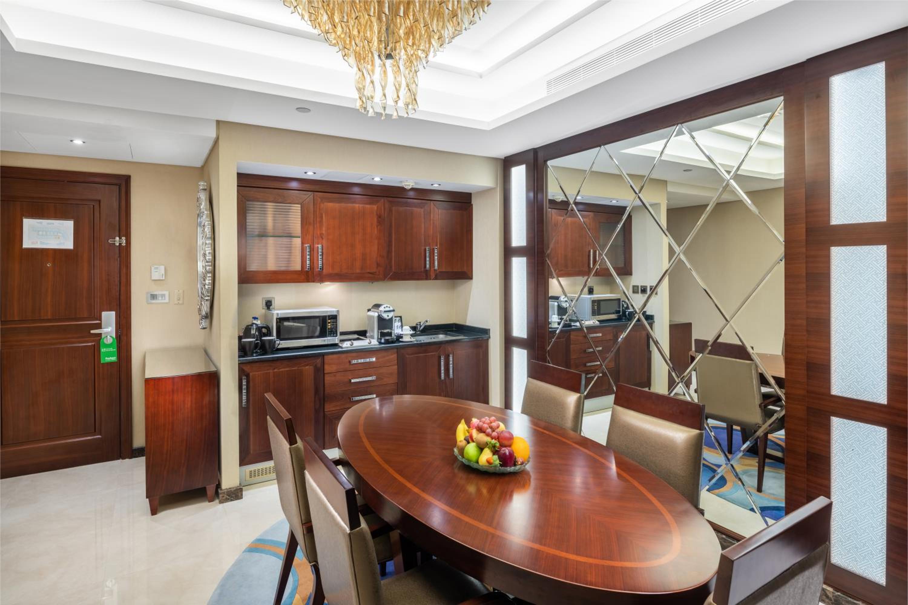 Spacious Partial Kaaba View One Bedroom Suite