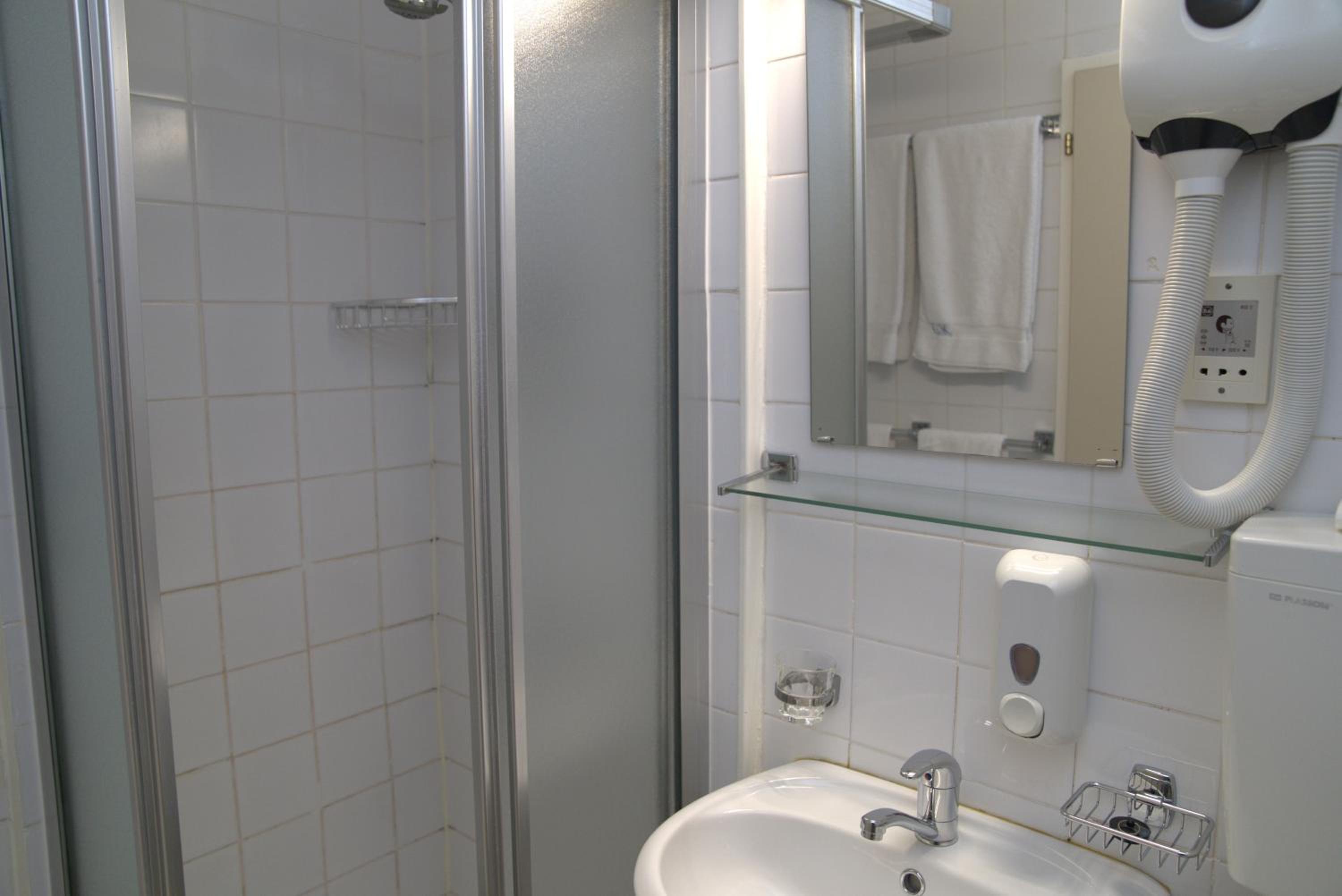 Standard Triple Room photo 2