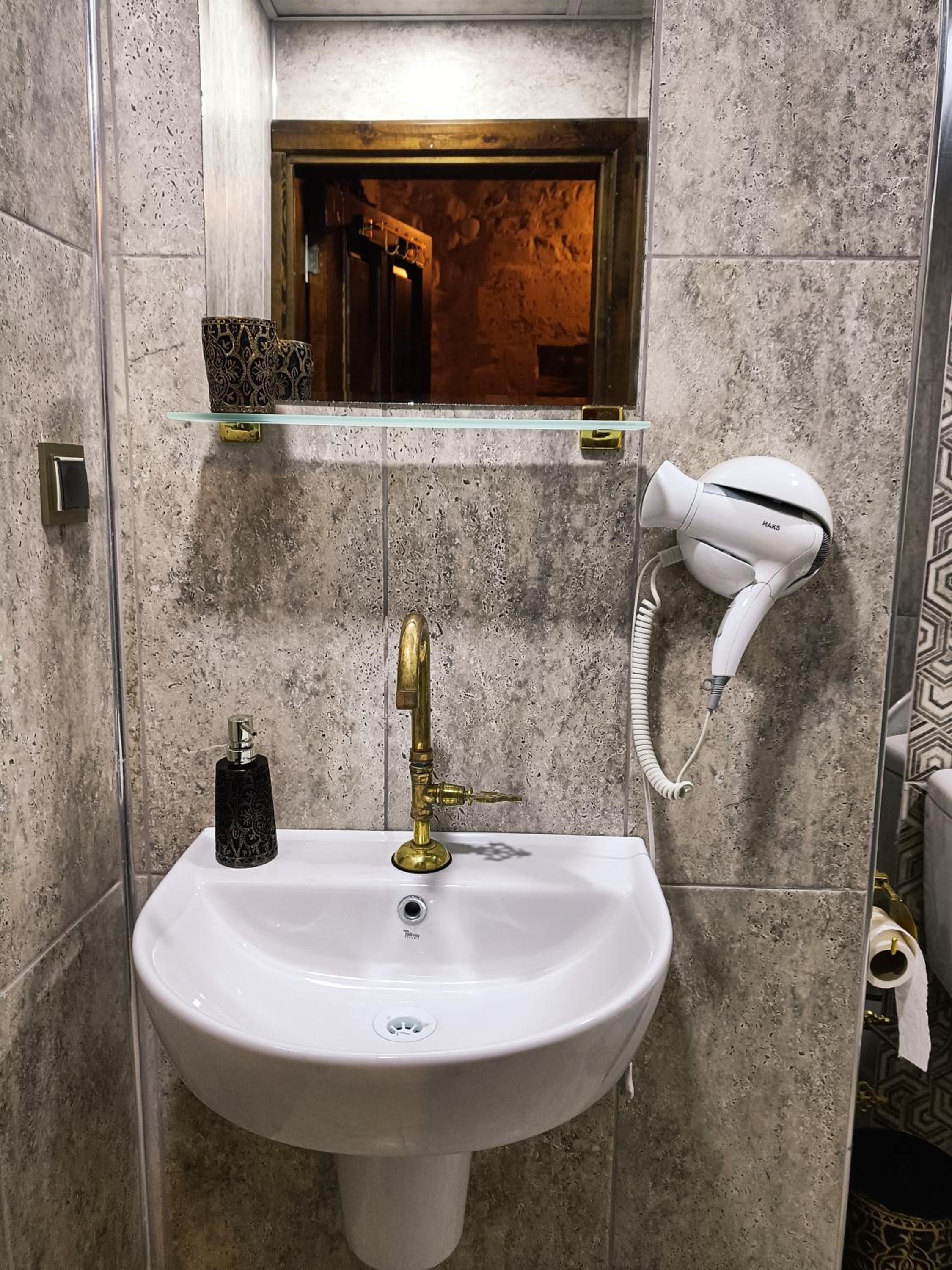 Deluxe King Suite photo 3