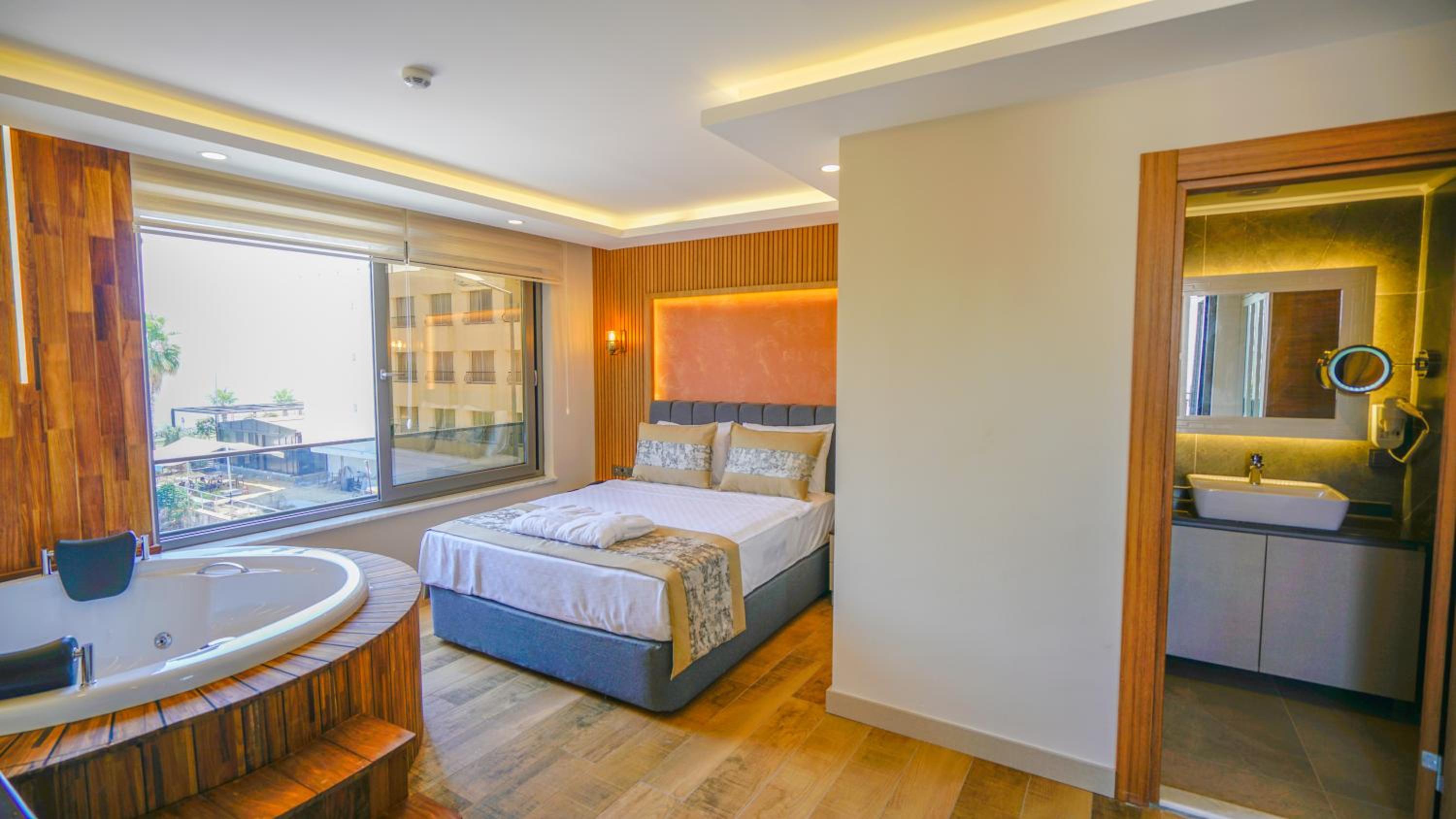 Deluxe Suite with Sea View thumbnail 5