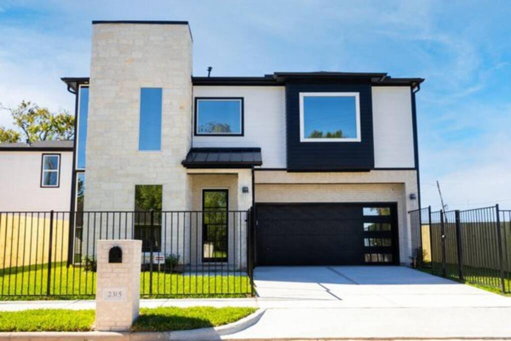 Three-Bedroom House - Photo 13