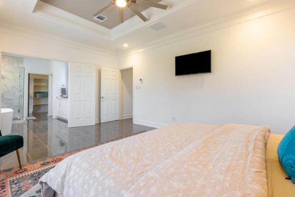 Three-Bedroom House - Photo 31