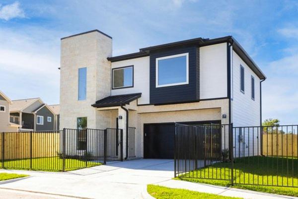 Three-Bedroom House - Photo 30