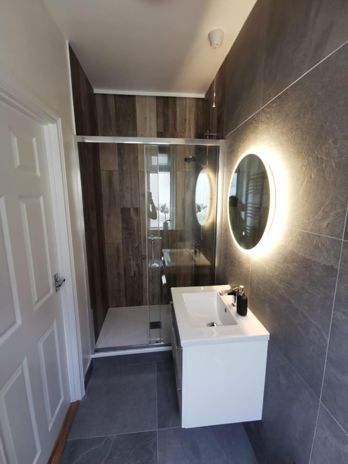 Double or Twin Room with Bathroom - Photo 5
