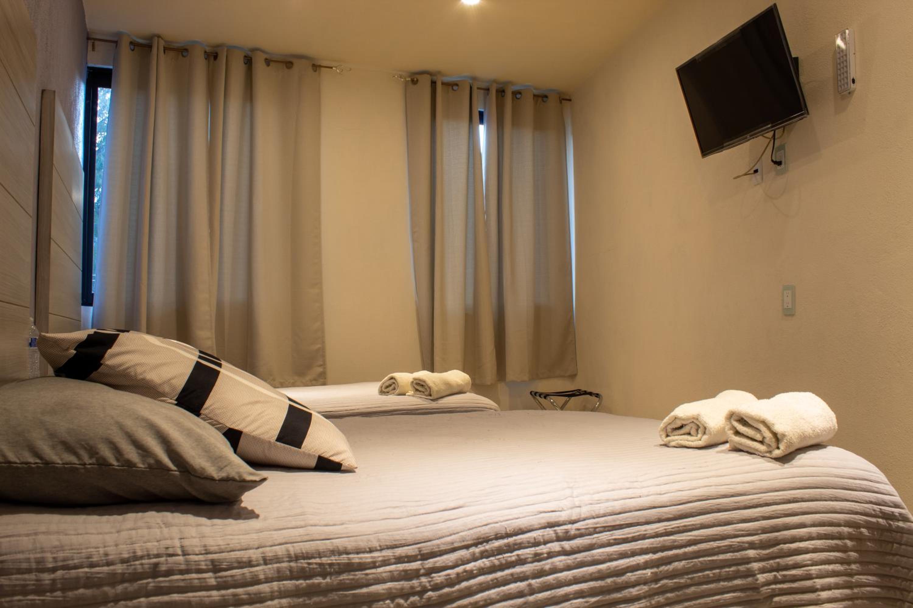 Double Room with Two Double Beds - Photo 4