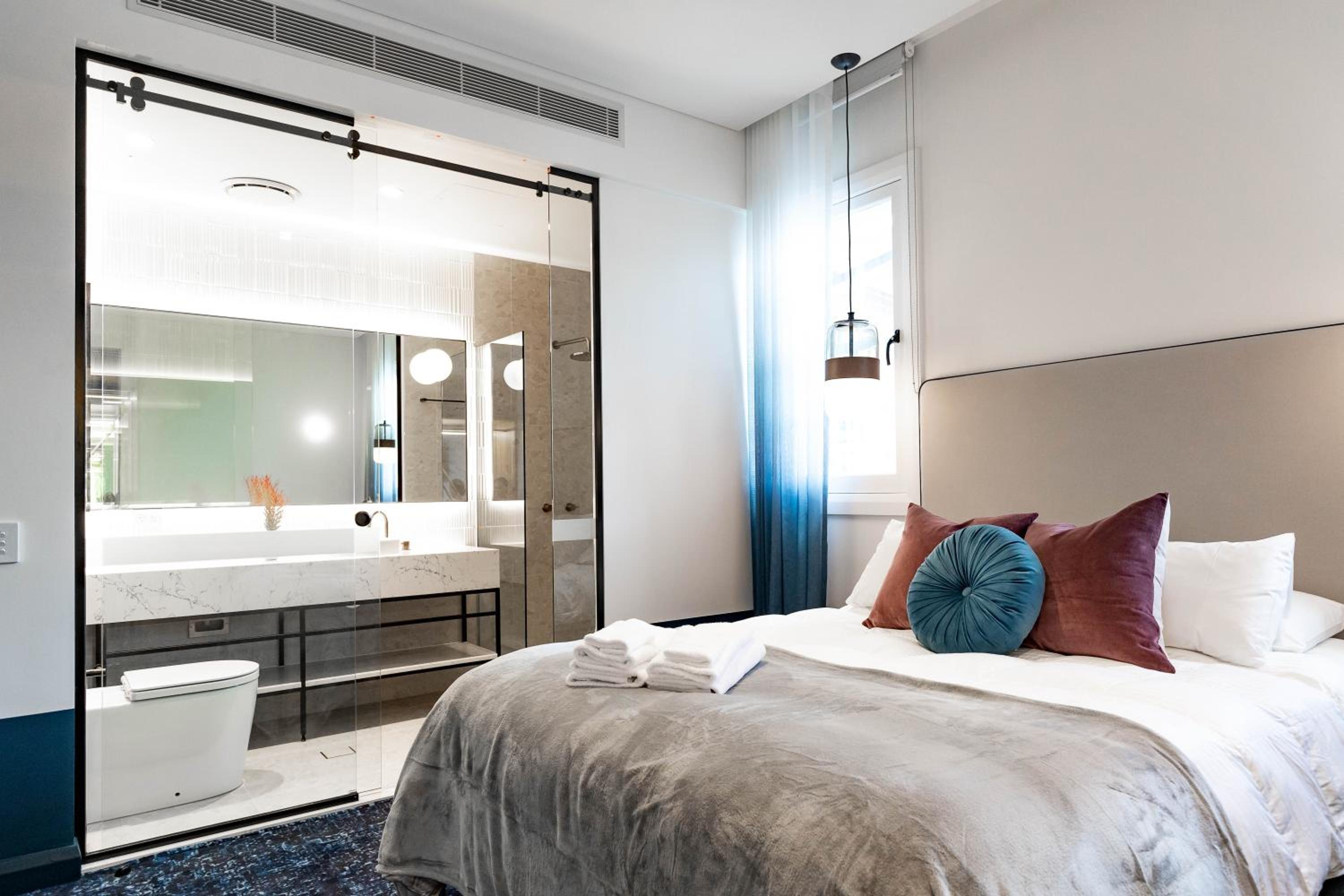 Queen Room thumbnail 5