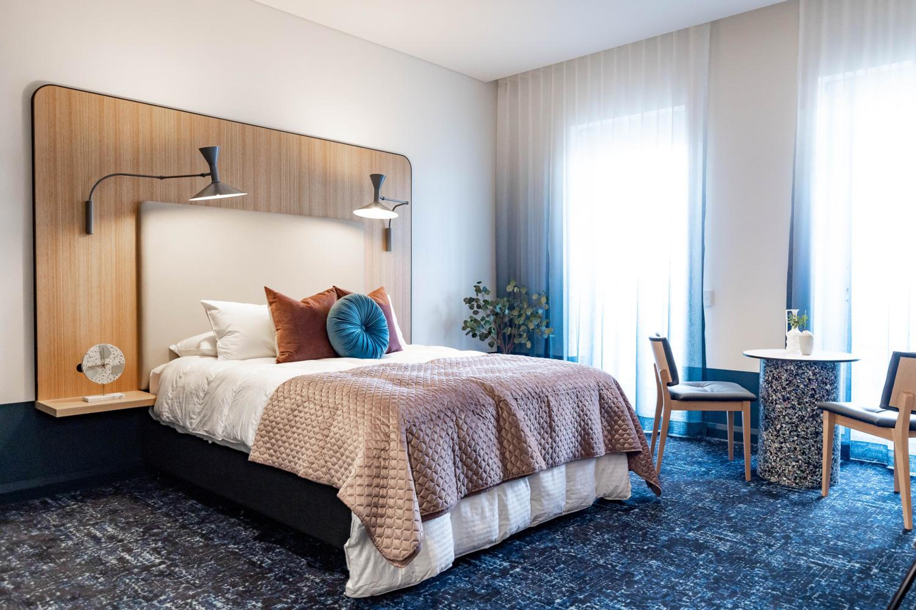 Queen Room thumbnail 6