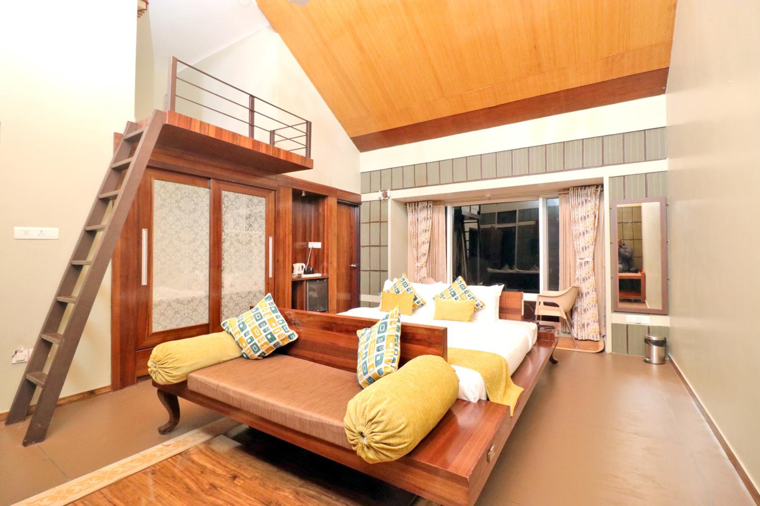 Superior Family Room photo 3