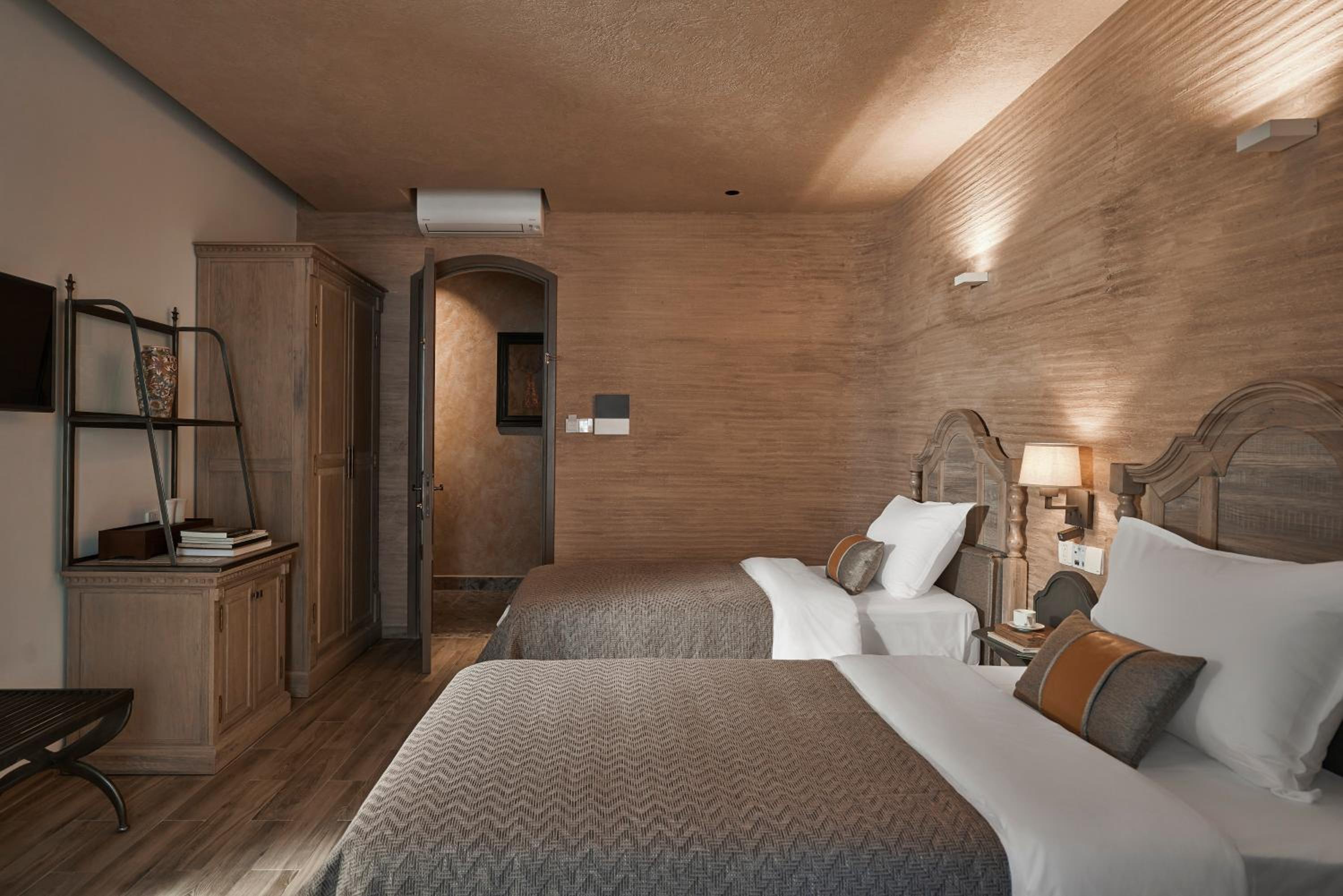 Deluxe Twin Room - Photo 2