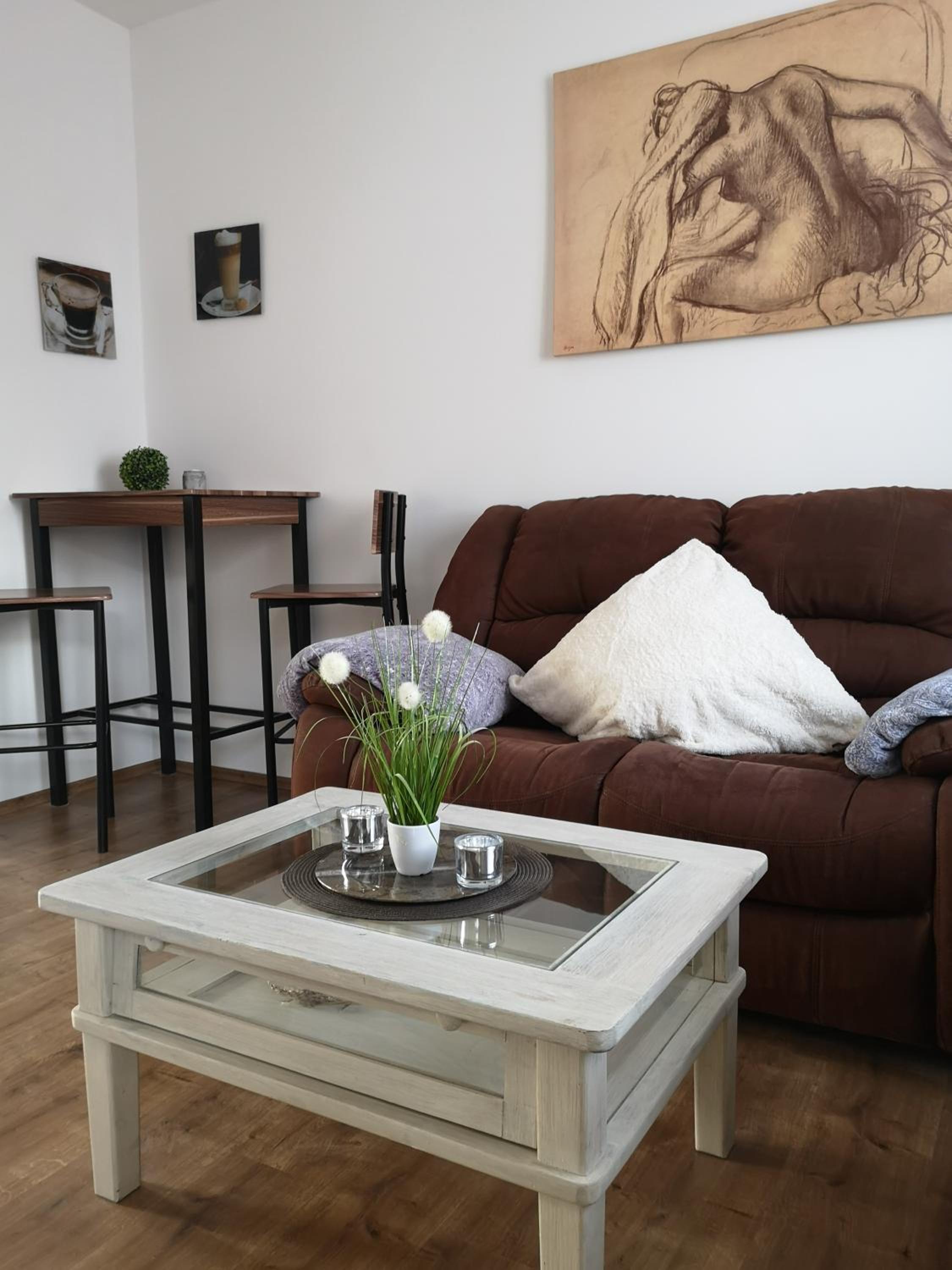 One-Bedroom Apartment photo 1