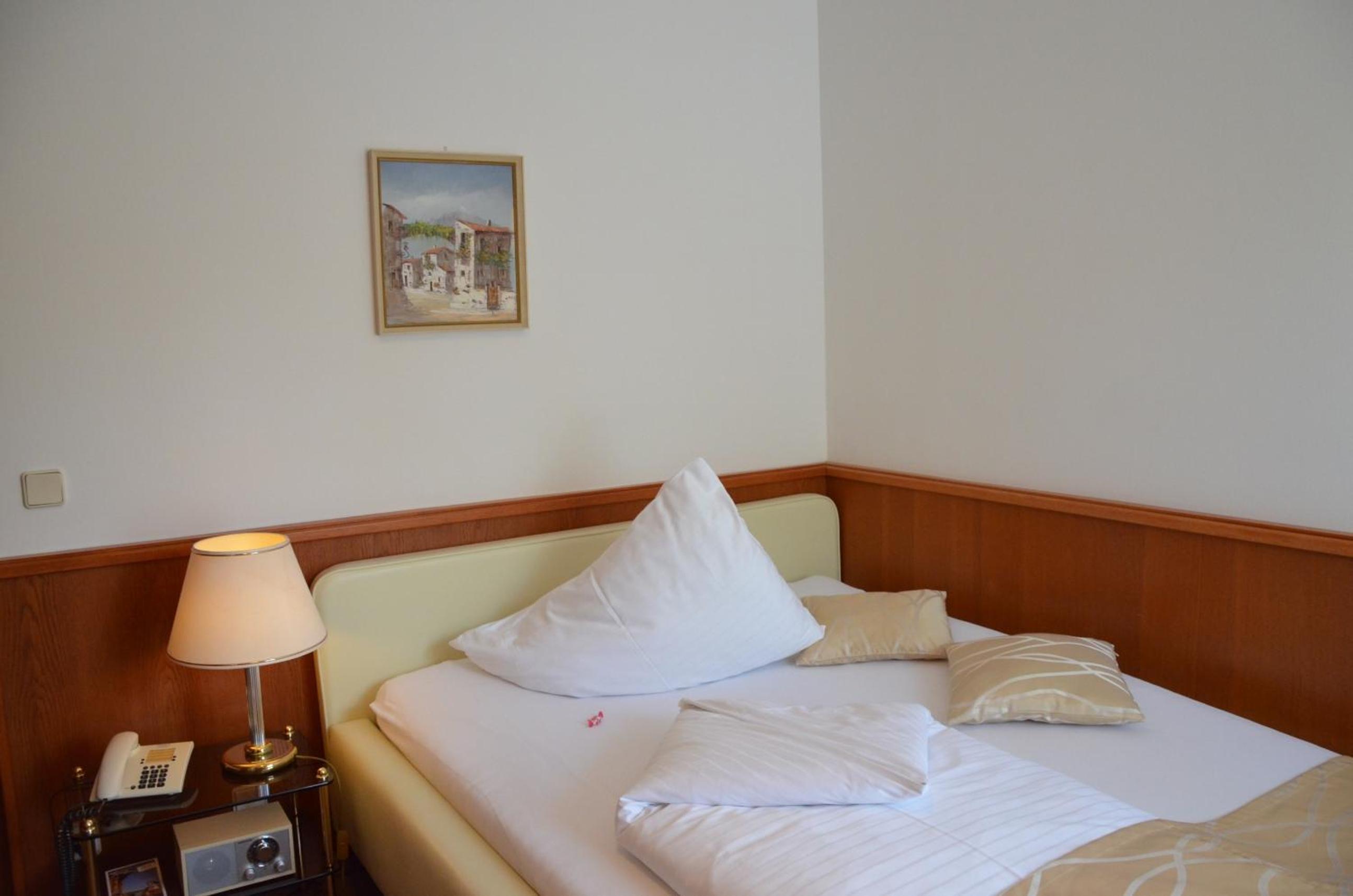 One-Bedroom Apartment with Balcony and Lake View photo 1