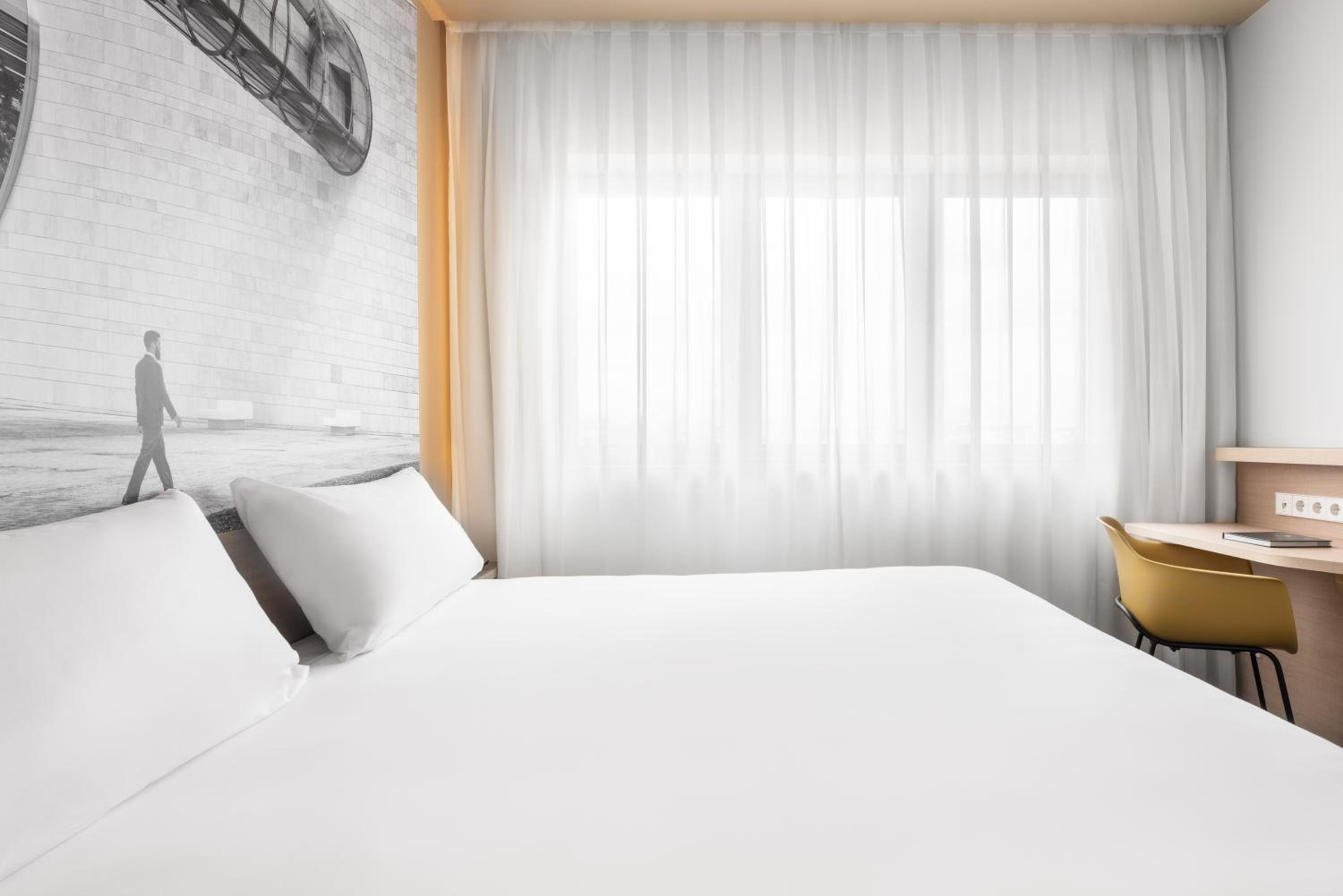 Double or Twin Room with City View - Photo 6
