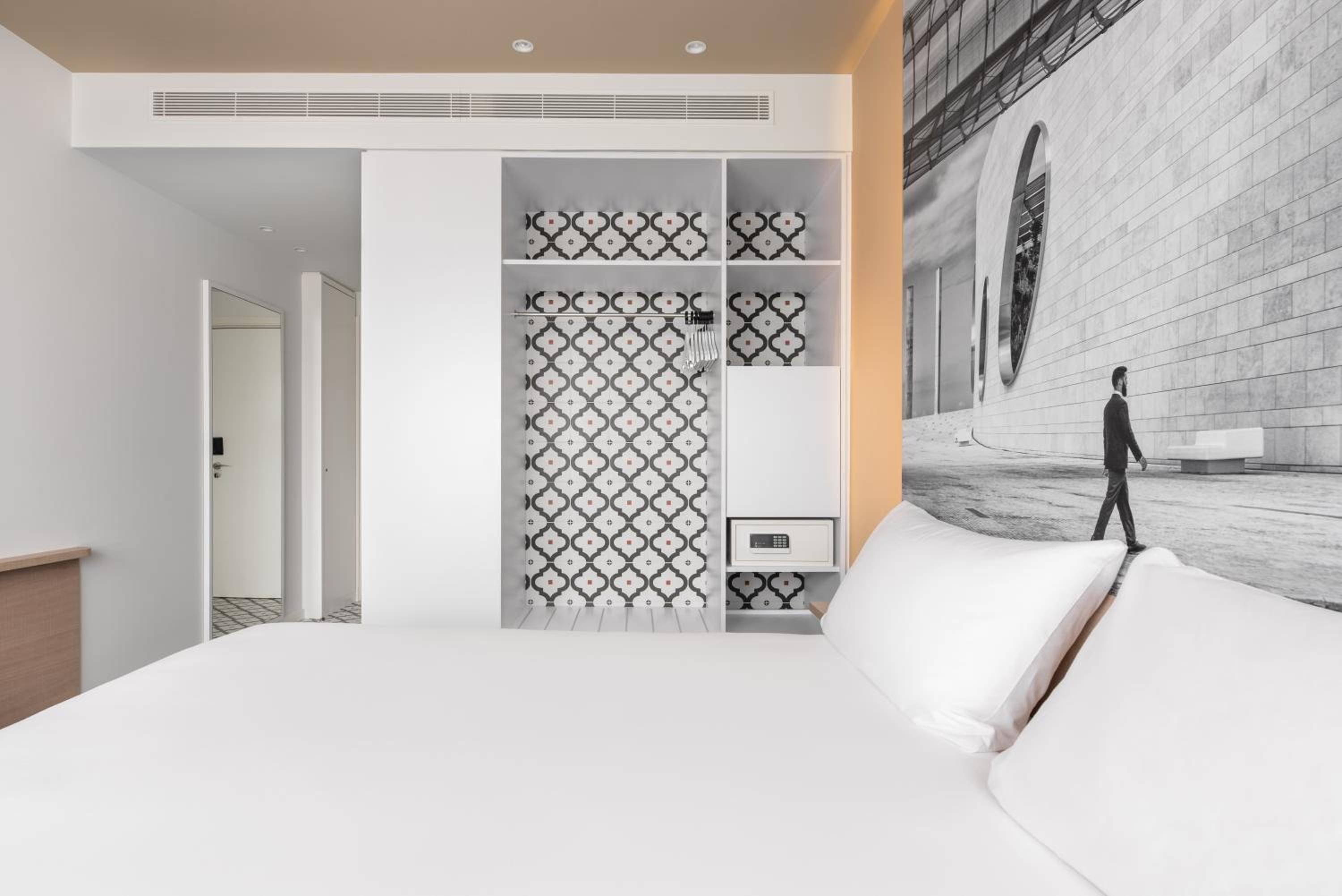 Double or Twin Room with City View - Photo 4