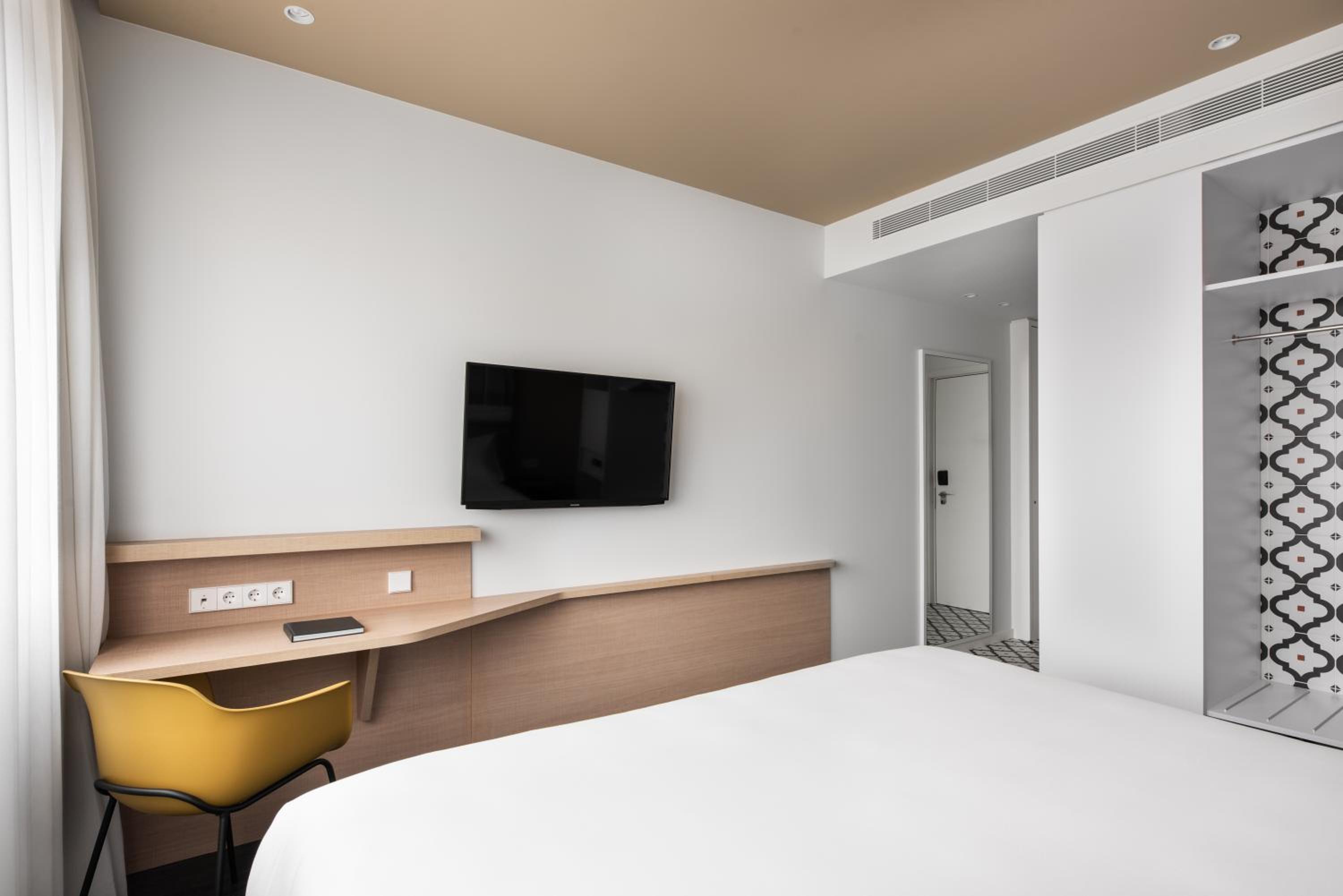 Double or Twin Room with City View - Photo 5