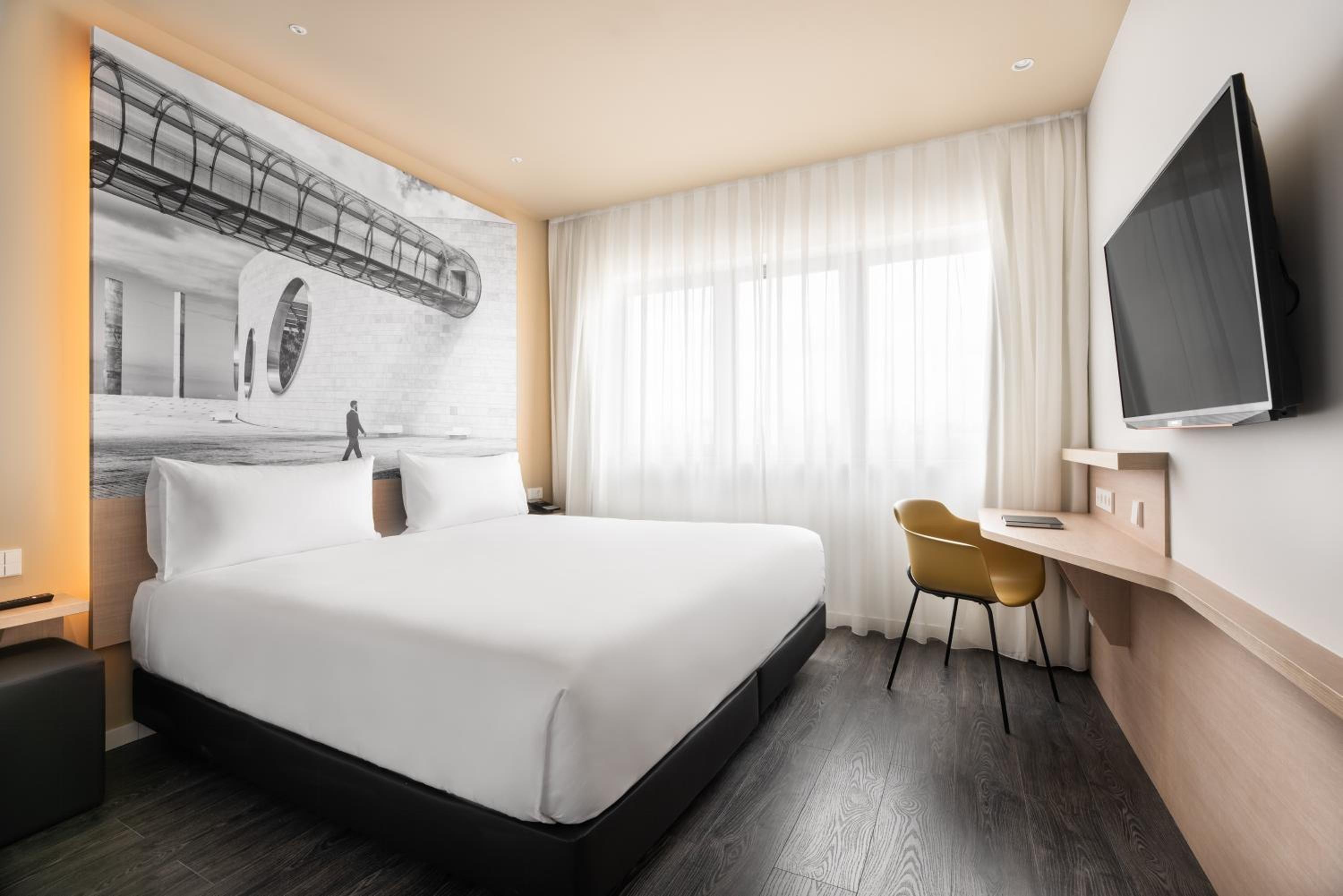 Double or Twin Room with City View - Photo 11