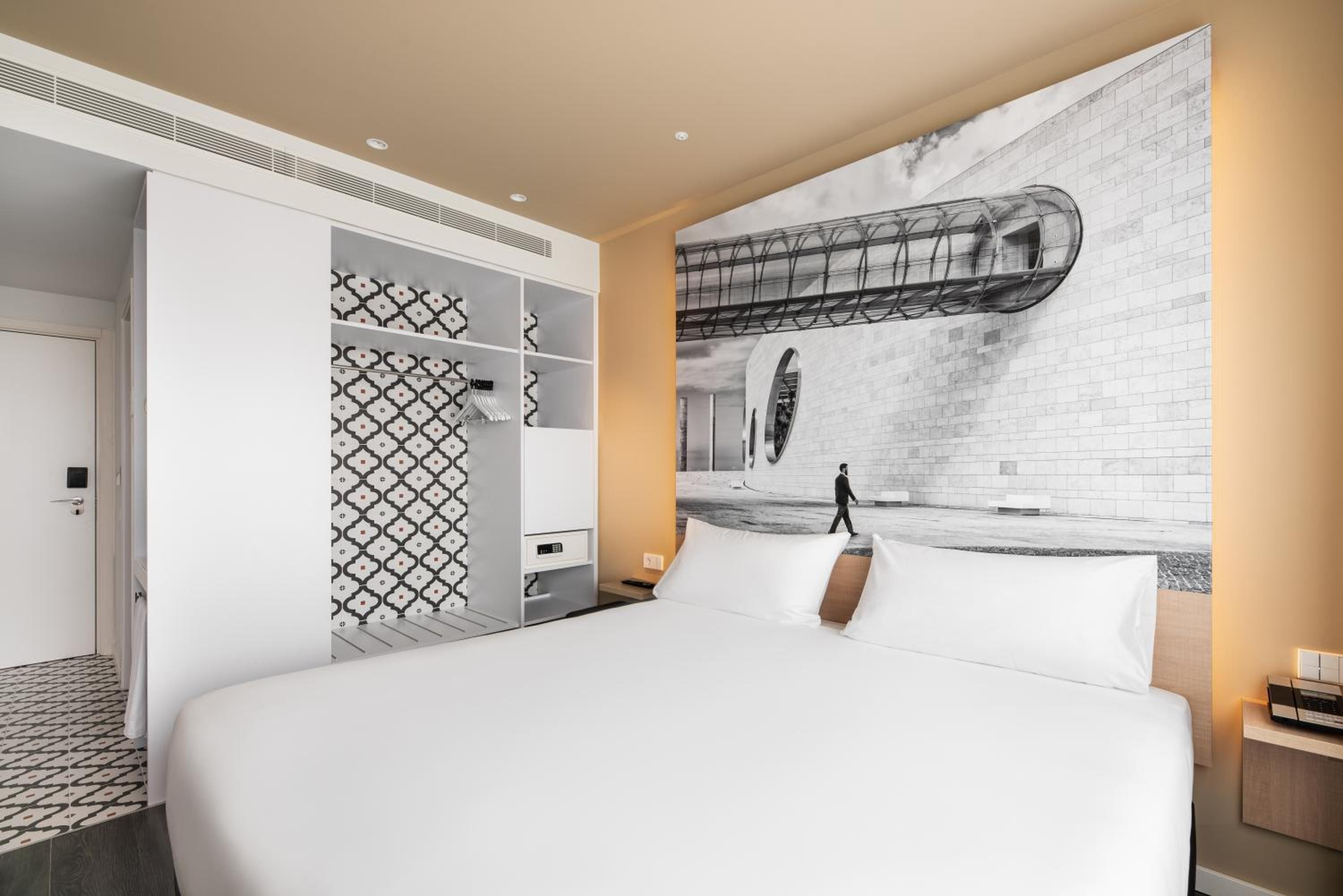 Double or Twin Room with City View - Photo 12