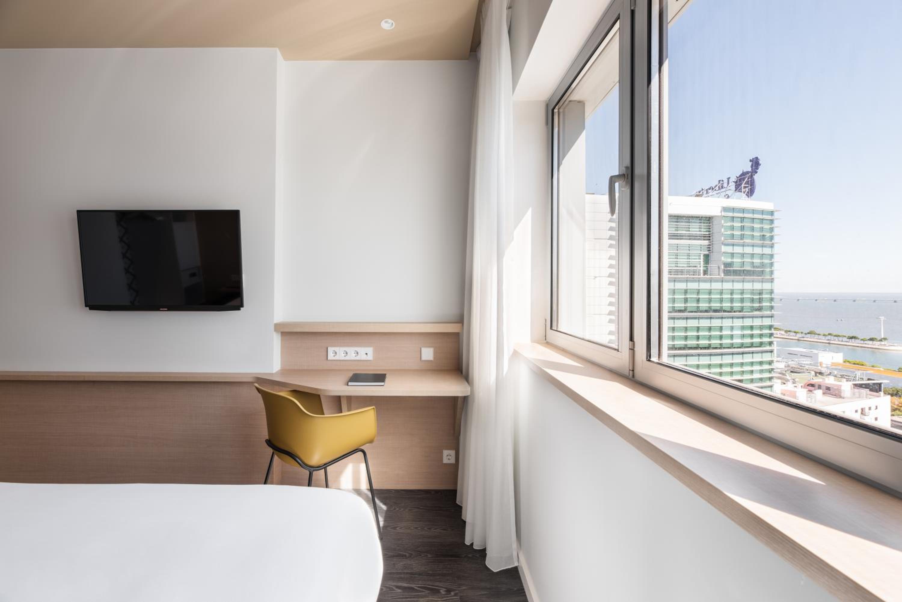 Deluxe Double or Twin Room with River View - Photo 13