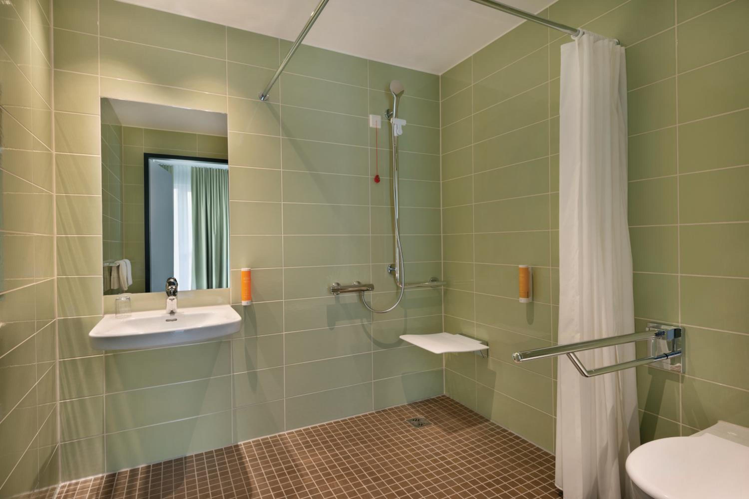 Standard Accessible Room - Photo 2