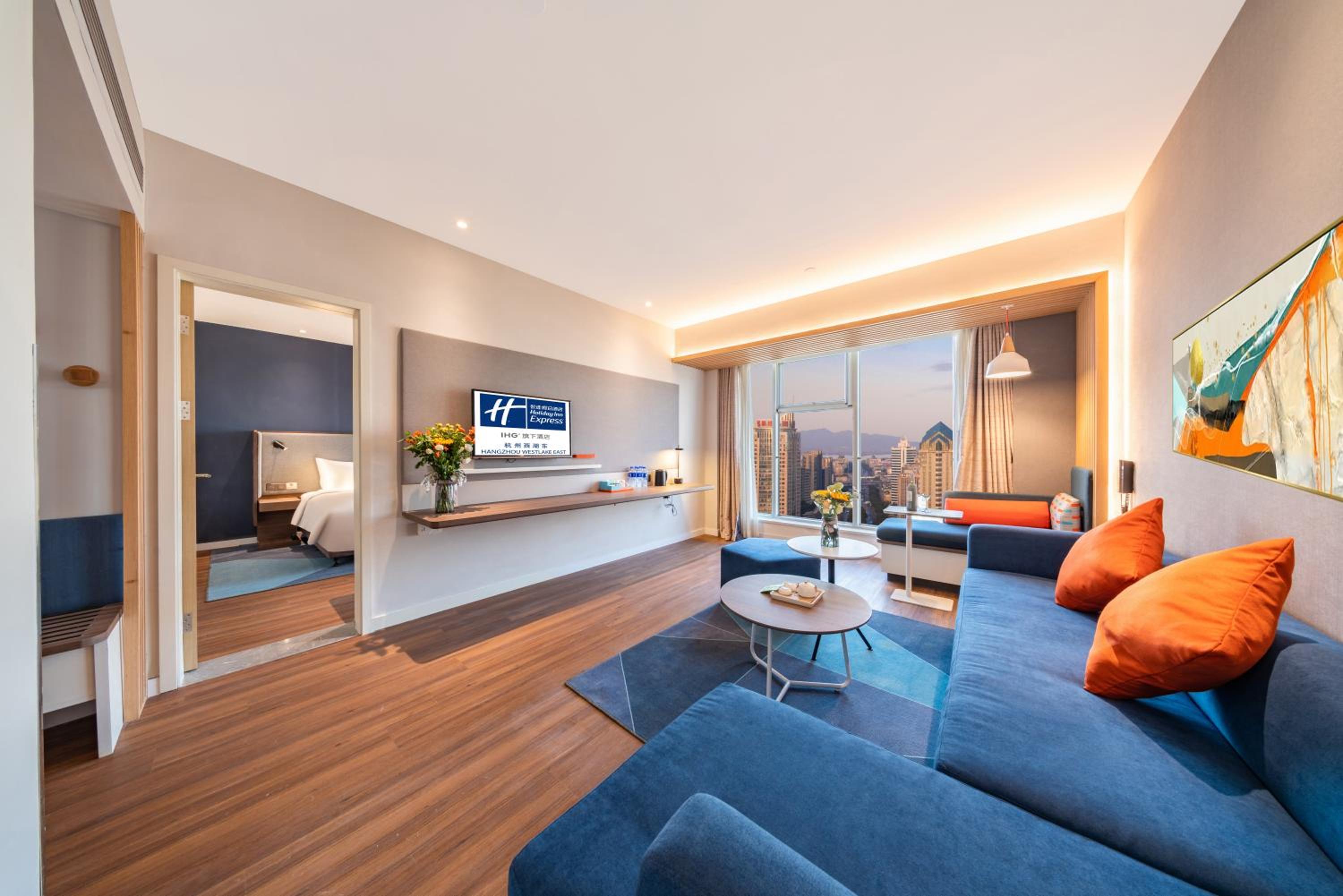 One-Bedroom Suite thumbnail 6