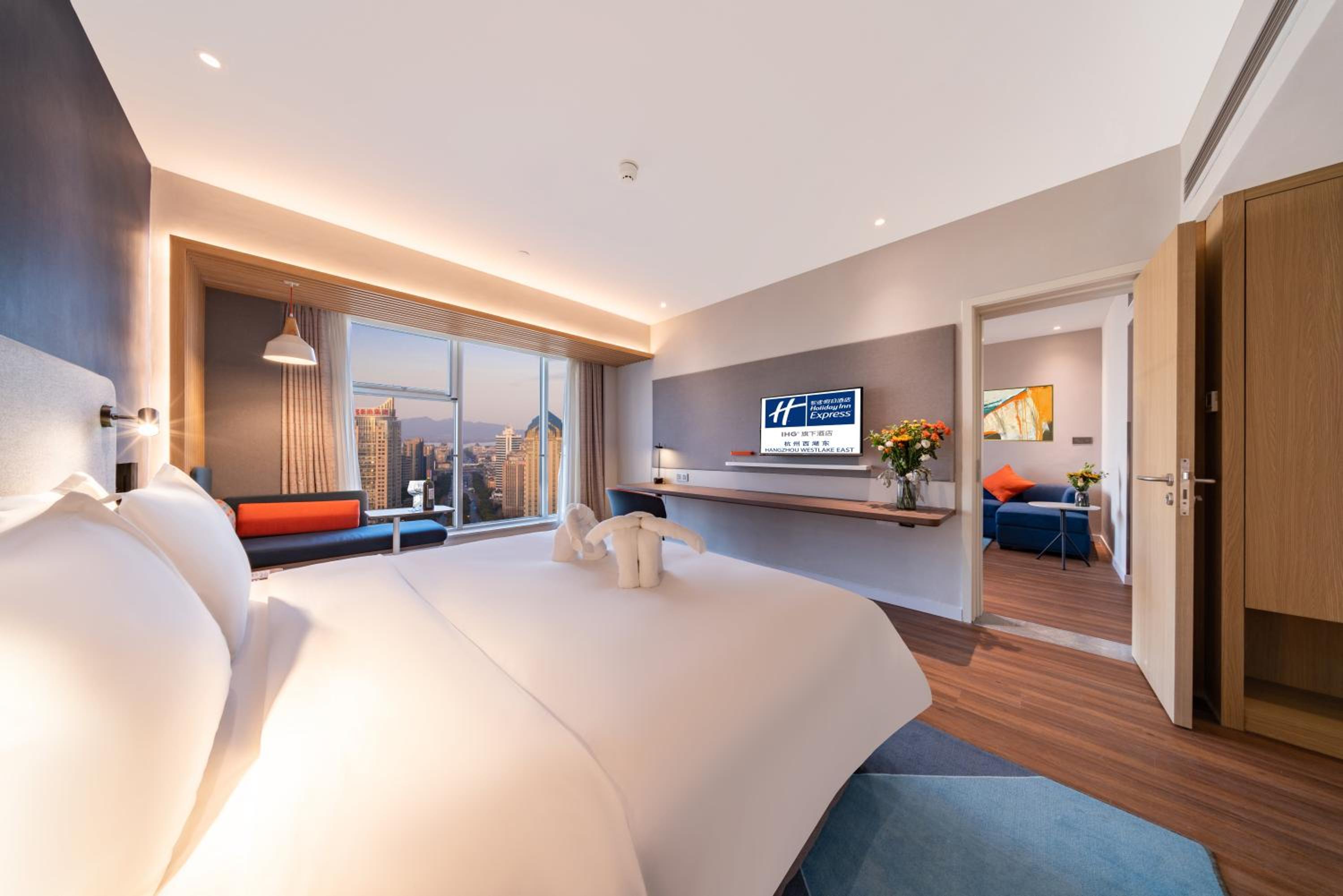 One-Bedroom Suite thumbnail 5