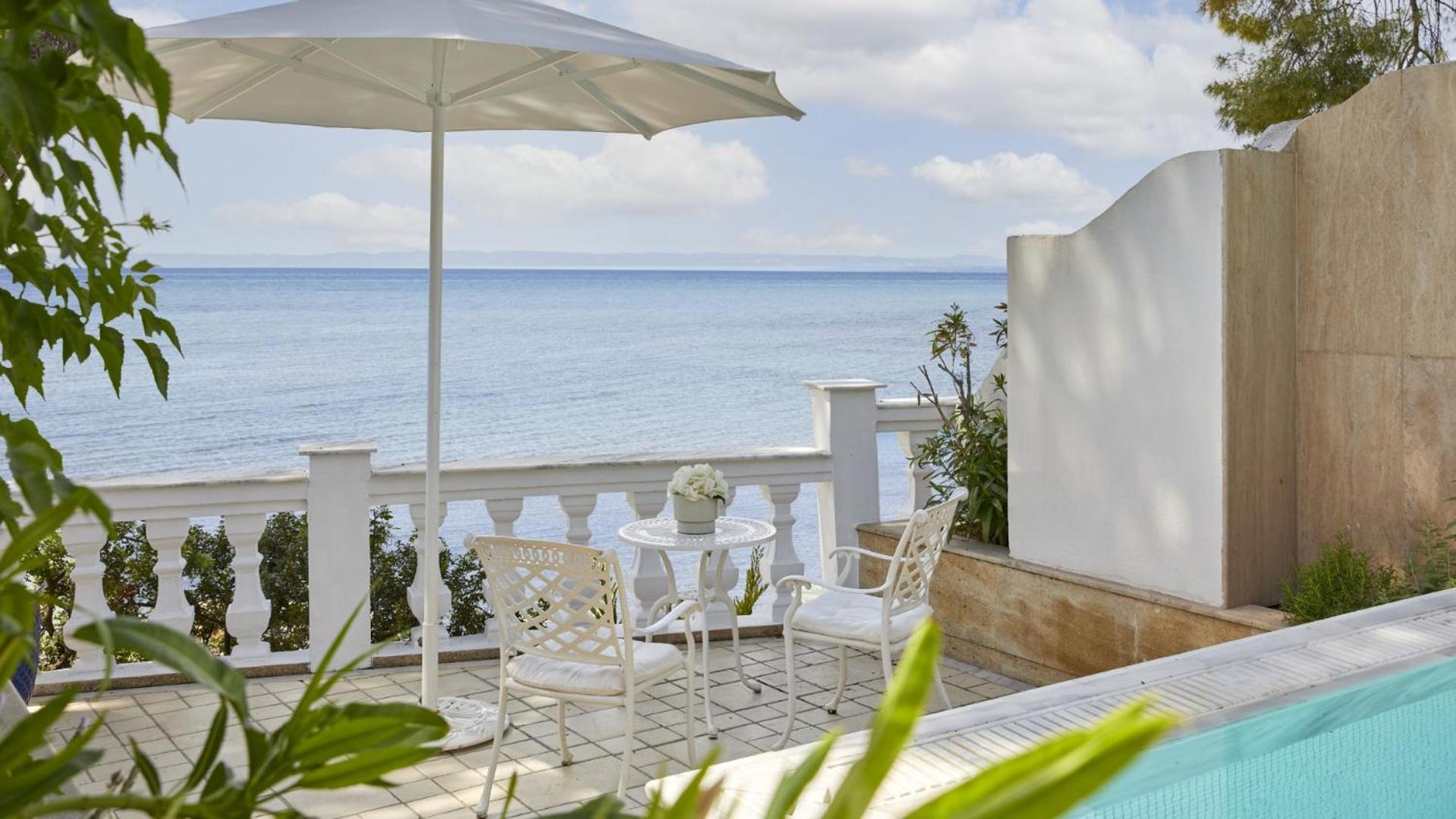 Suite Ejecutiva con piscina y vista directa al mar.