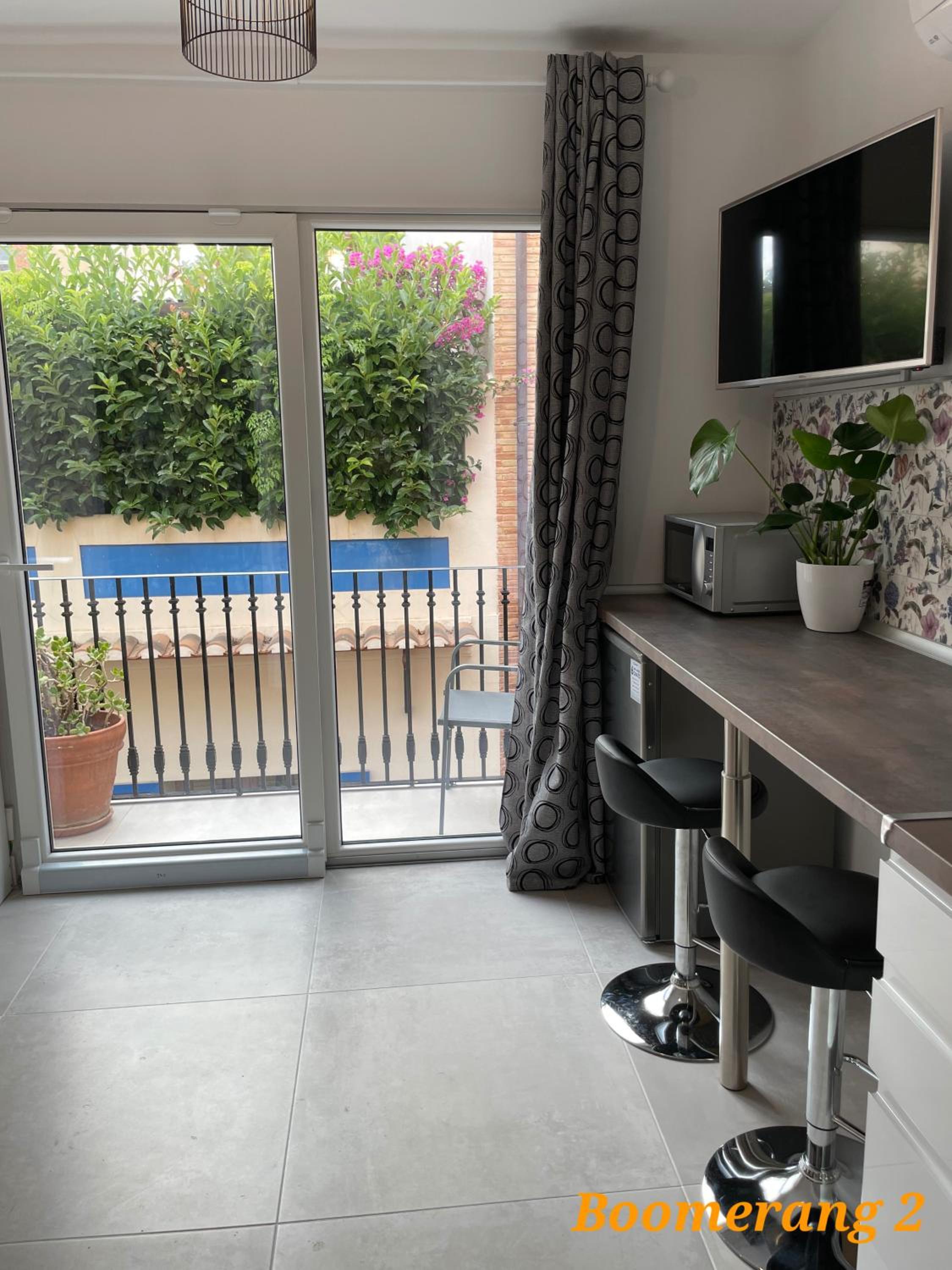 Studio with Balcony - Photo 8
