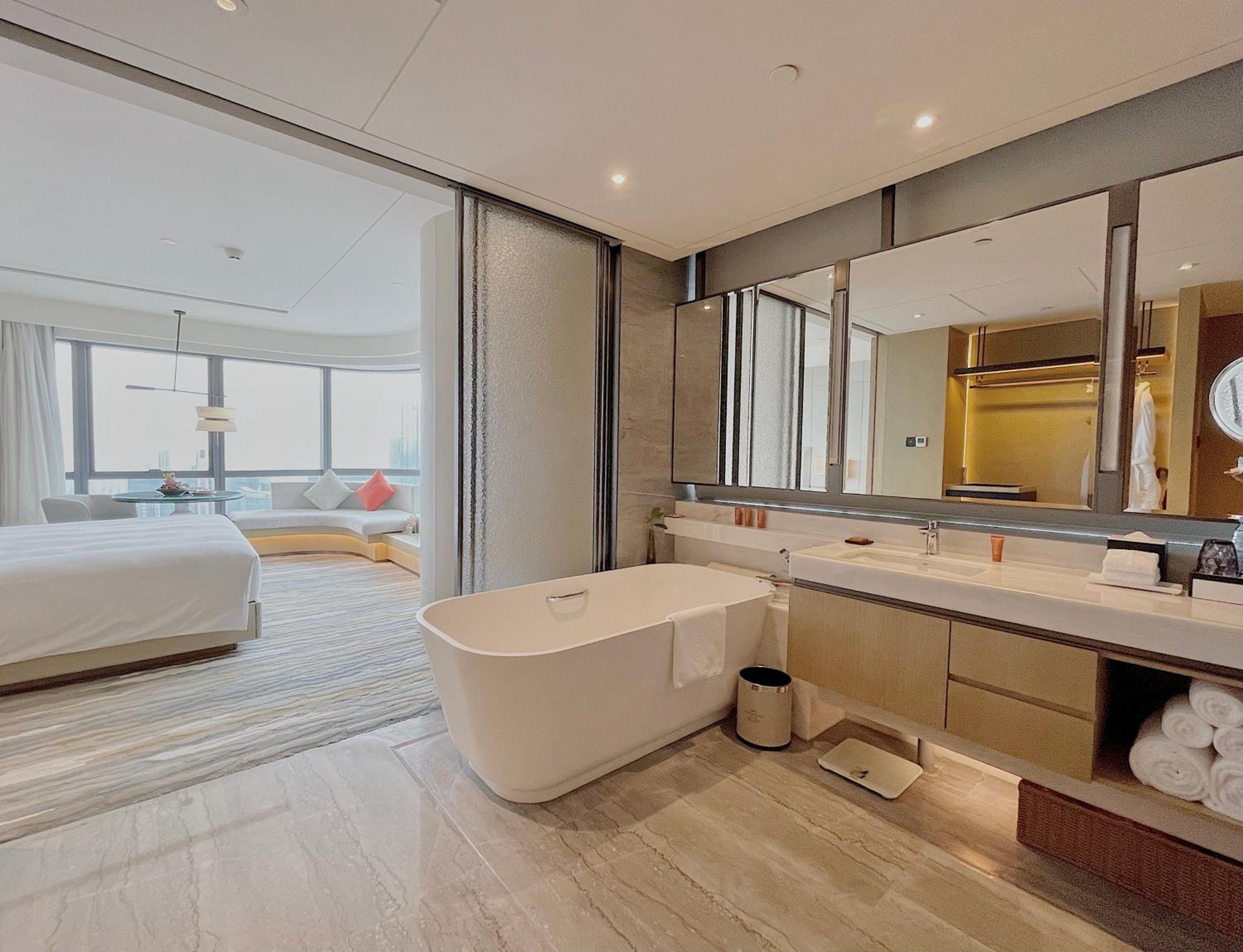 Standard King Room with City View - Photo 2