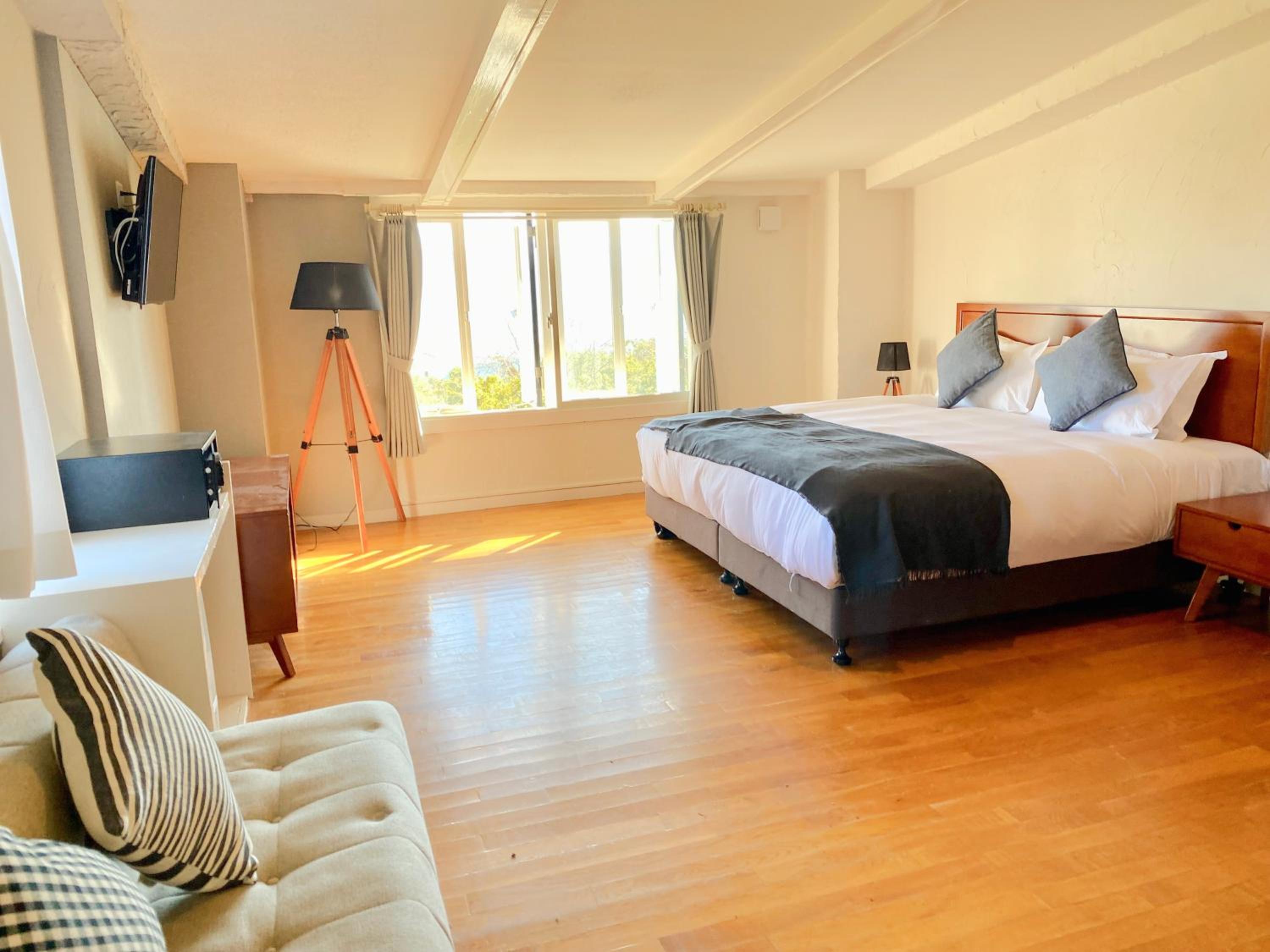 Deluxe Room with Private Bathroom photo 2