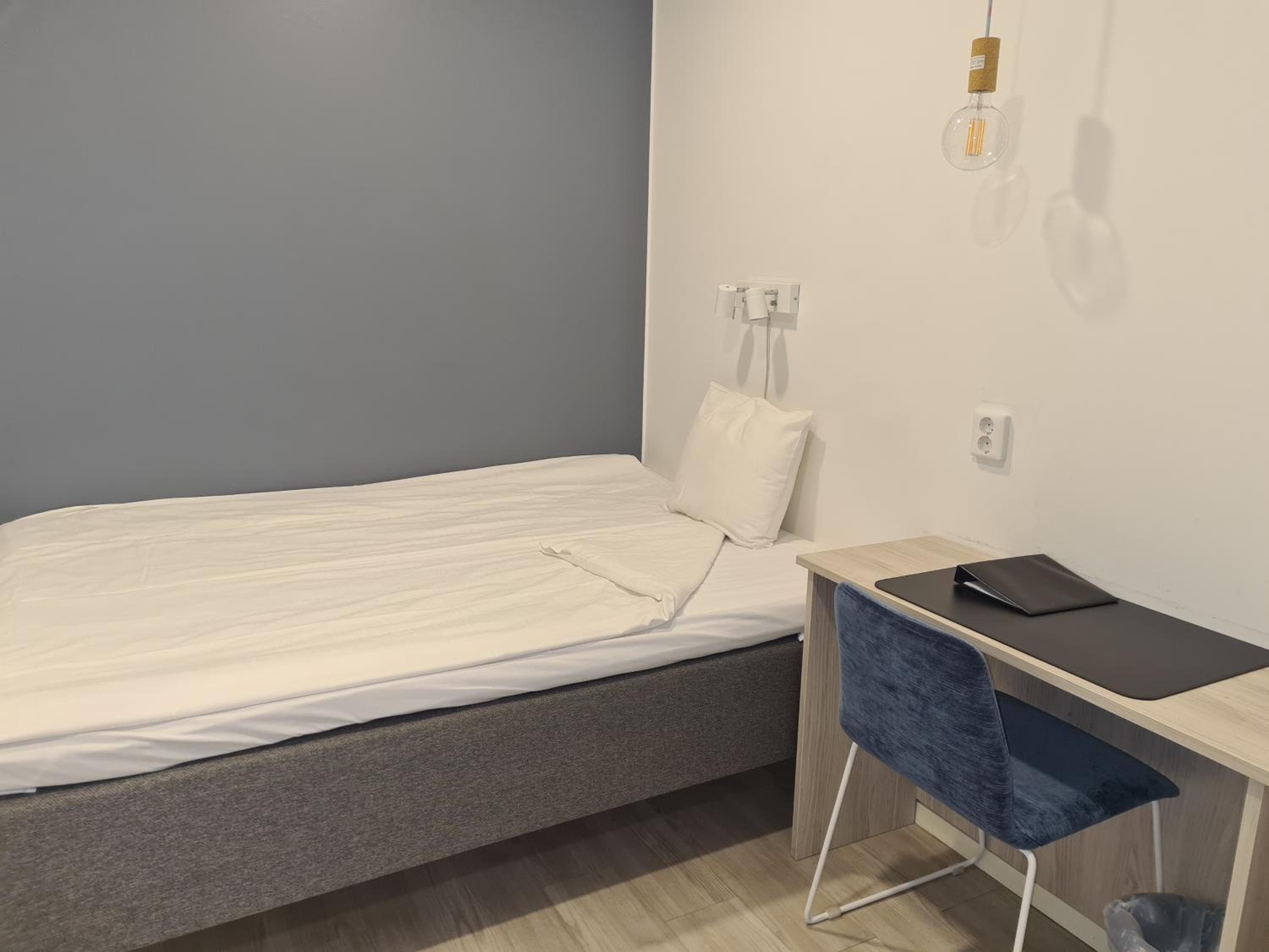 Economy Double Room With Shared Bathroom (No Window - 55 in Bed)  photo 2