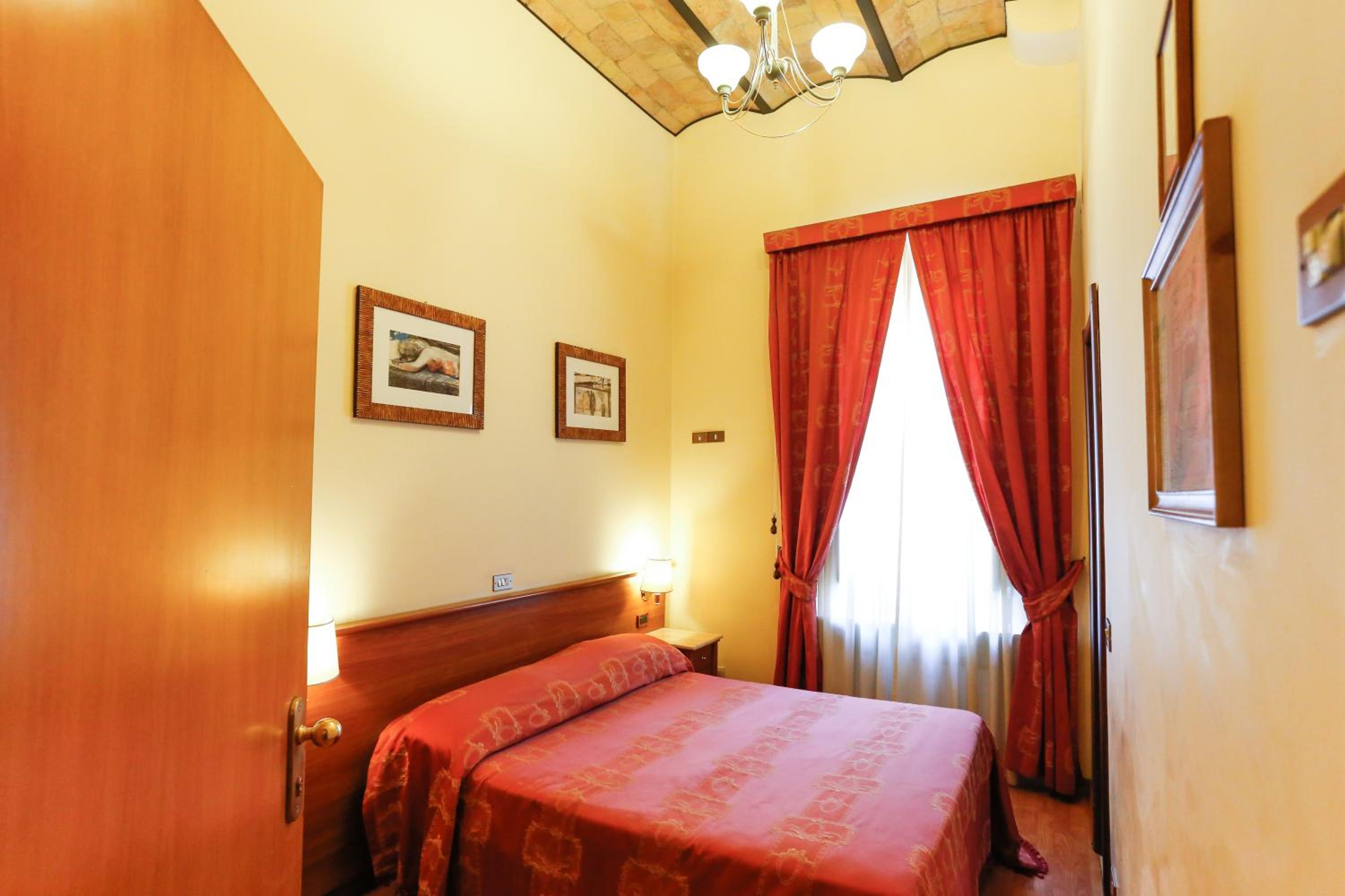 Standard Double Room photo 1