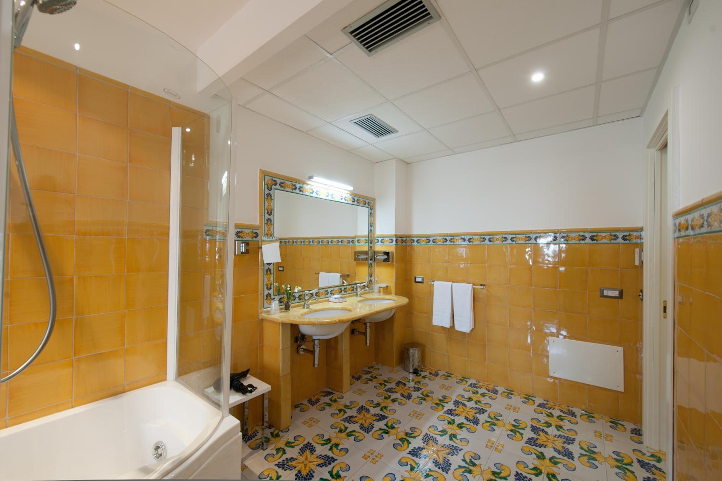 Suite with Hot Tub photo 3