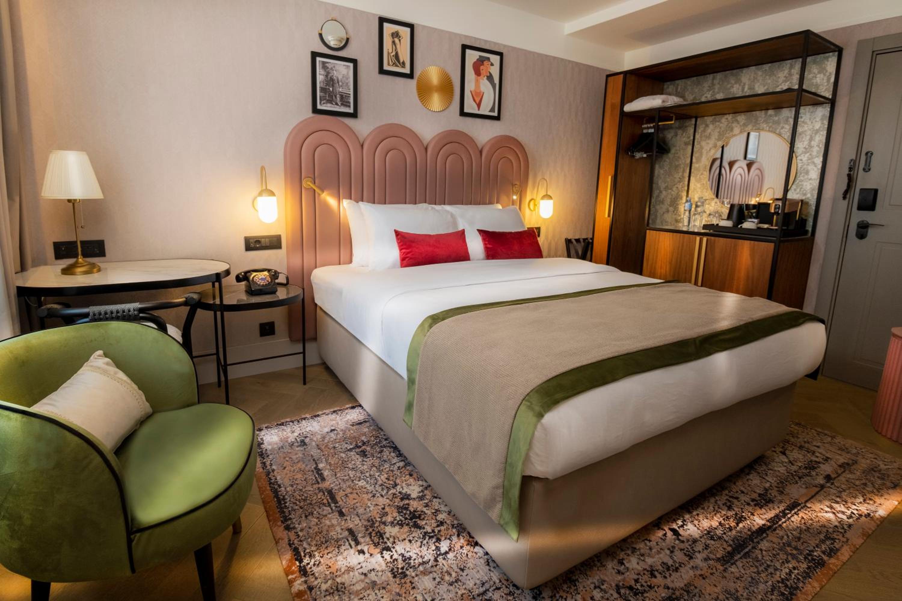 Standard Queen Room - Photo 9