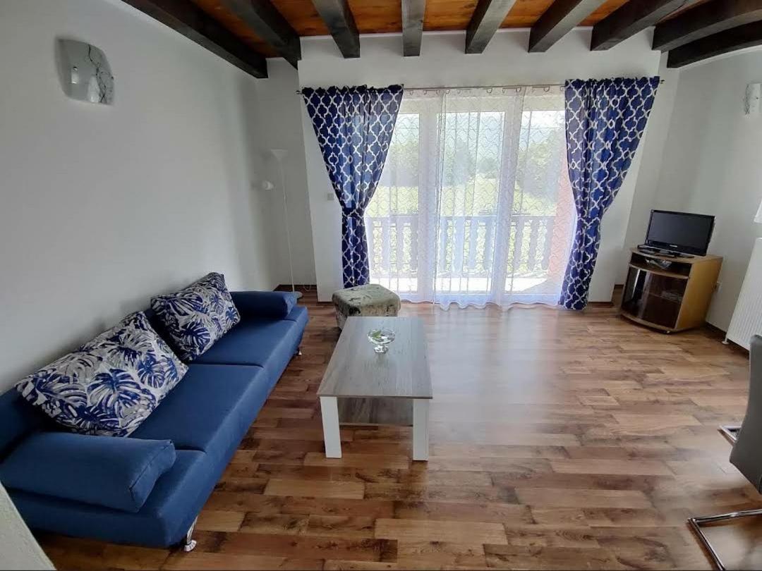 Apartment - Split Level - Photo 2