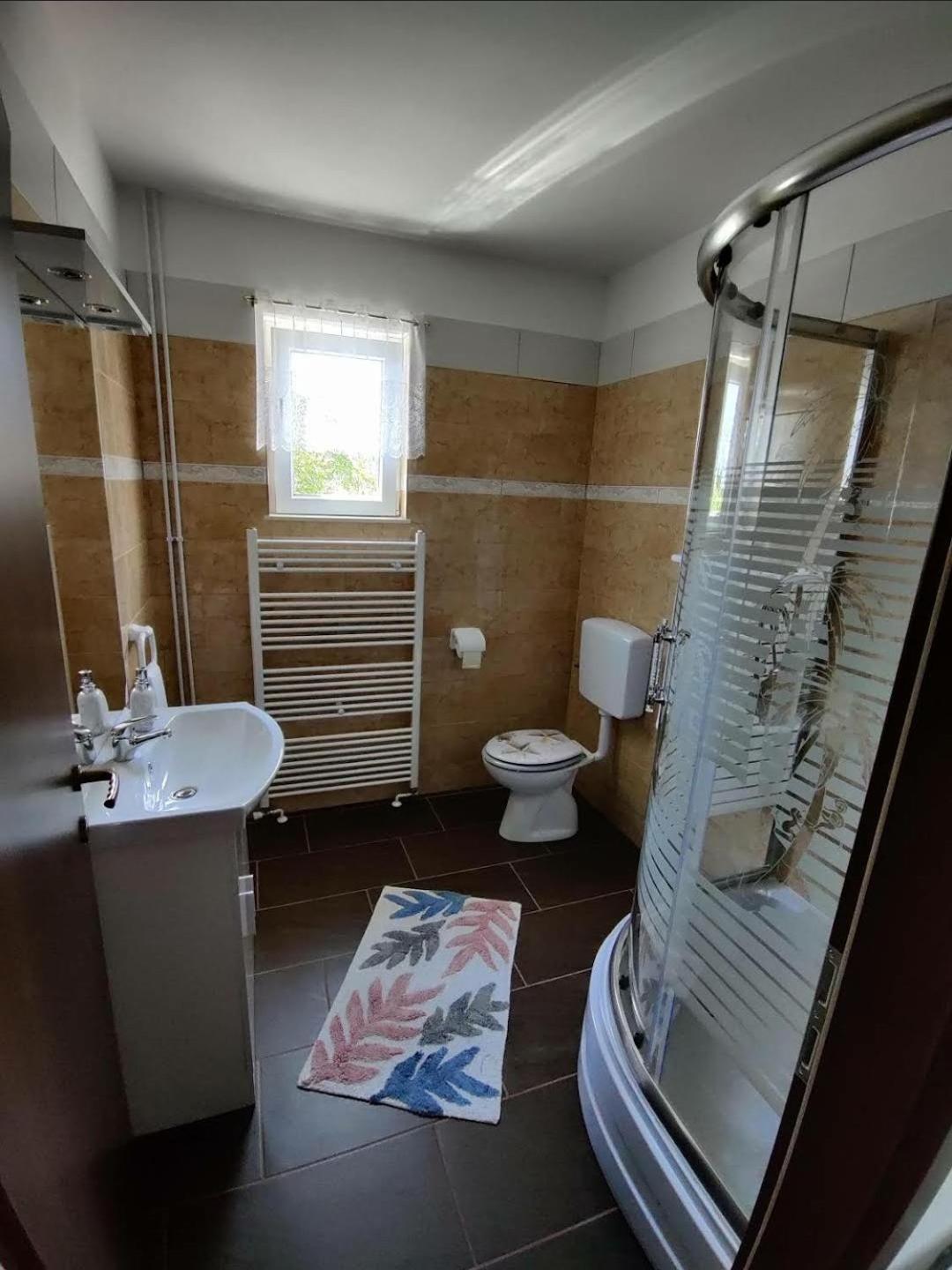 Apartment - Split Level - Photo 4