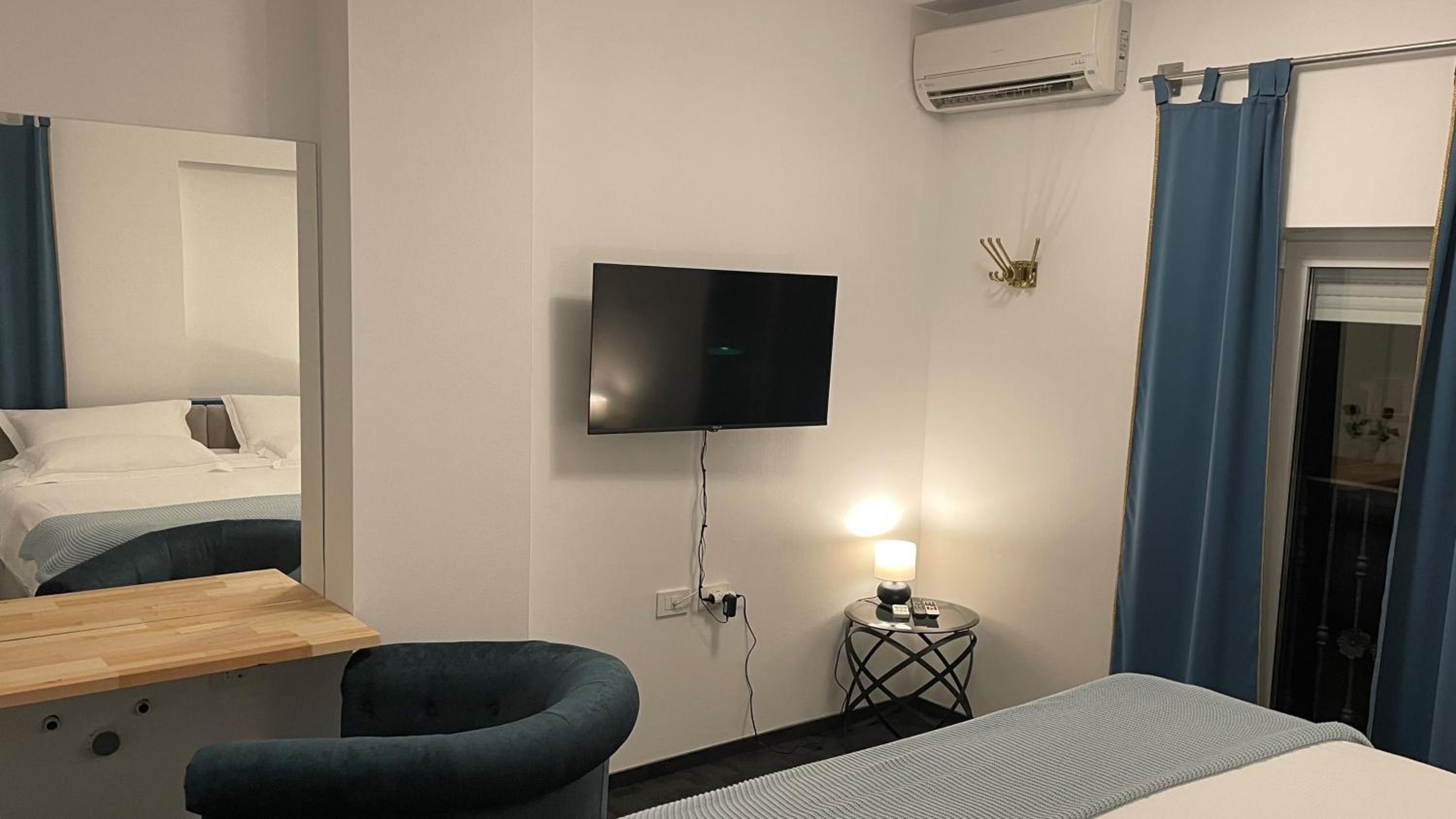 Deluxe Double Room - Photo 15
