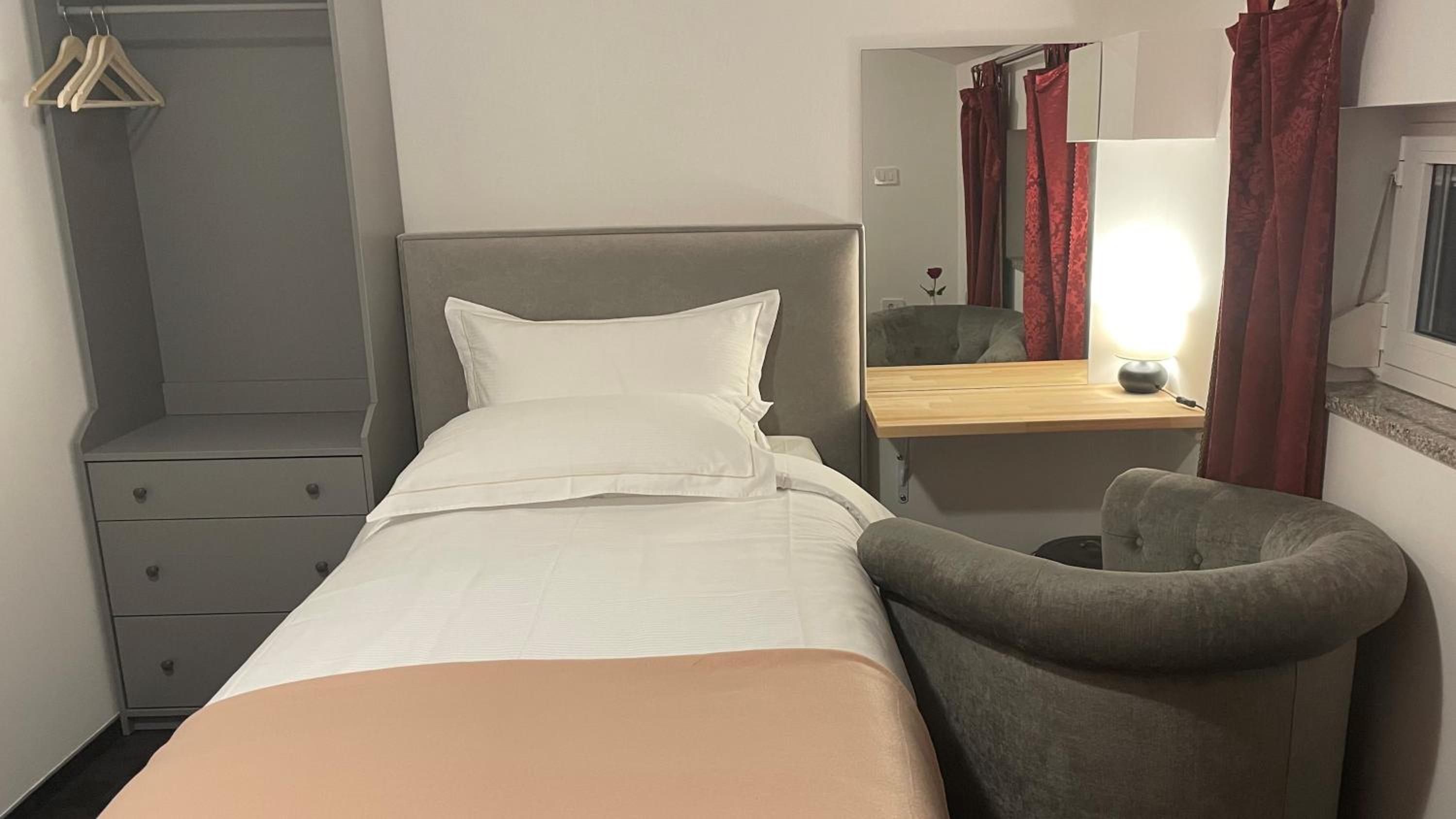 Single Room with Private Bathroom photo 2