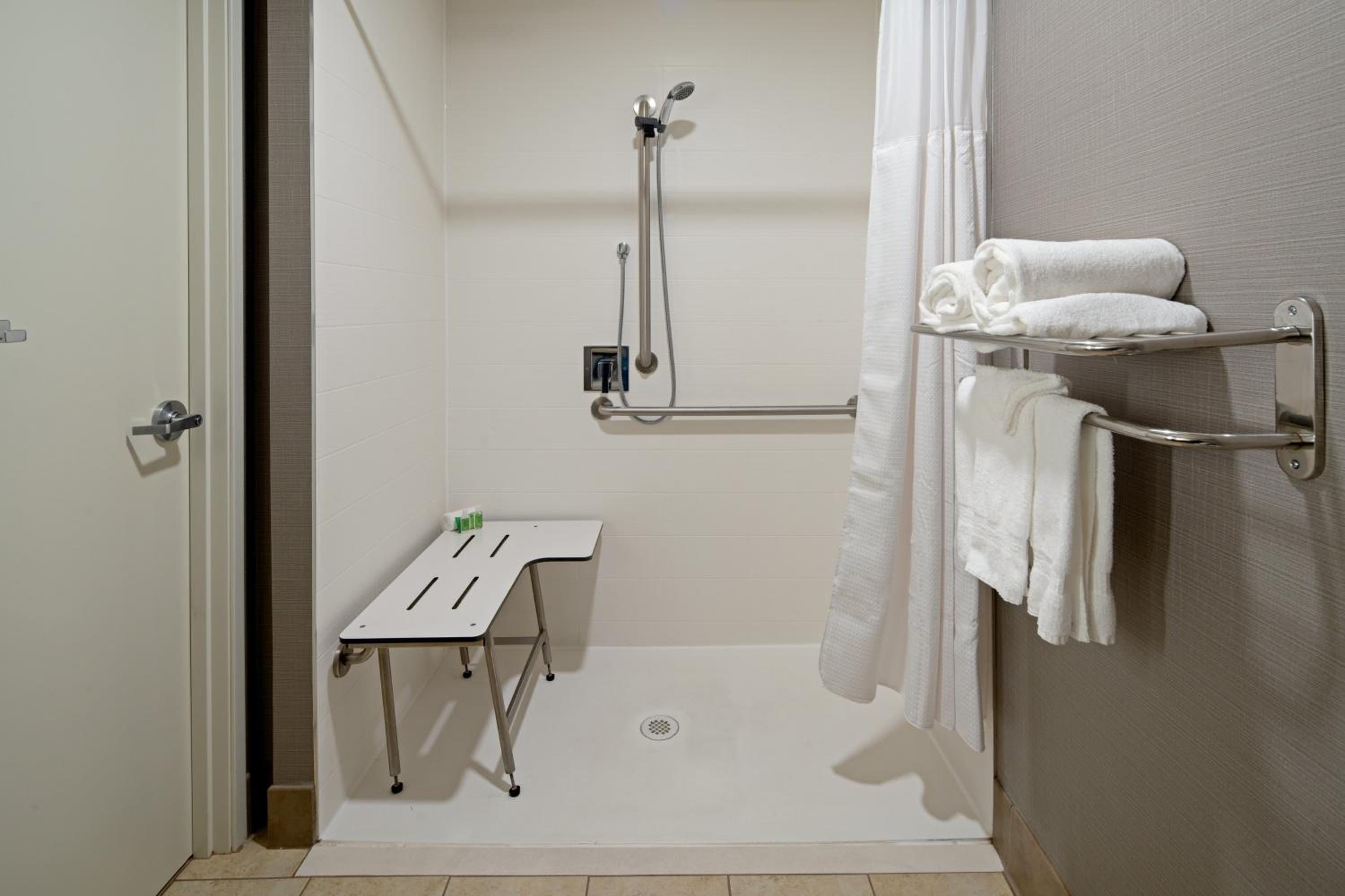 Queen Room - Hearing Accessible Roll in Shower/Non-Smoking - Photo 2