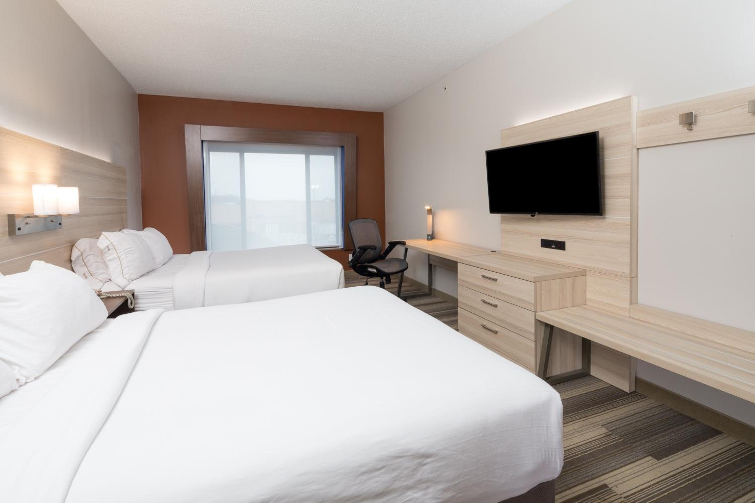 Standard Room with Two Queen Beds - Photo 5
