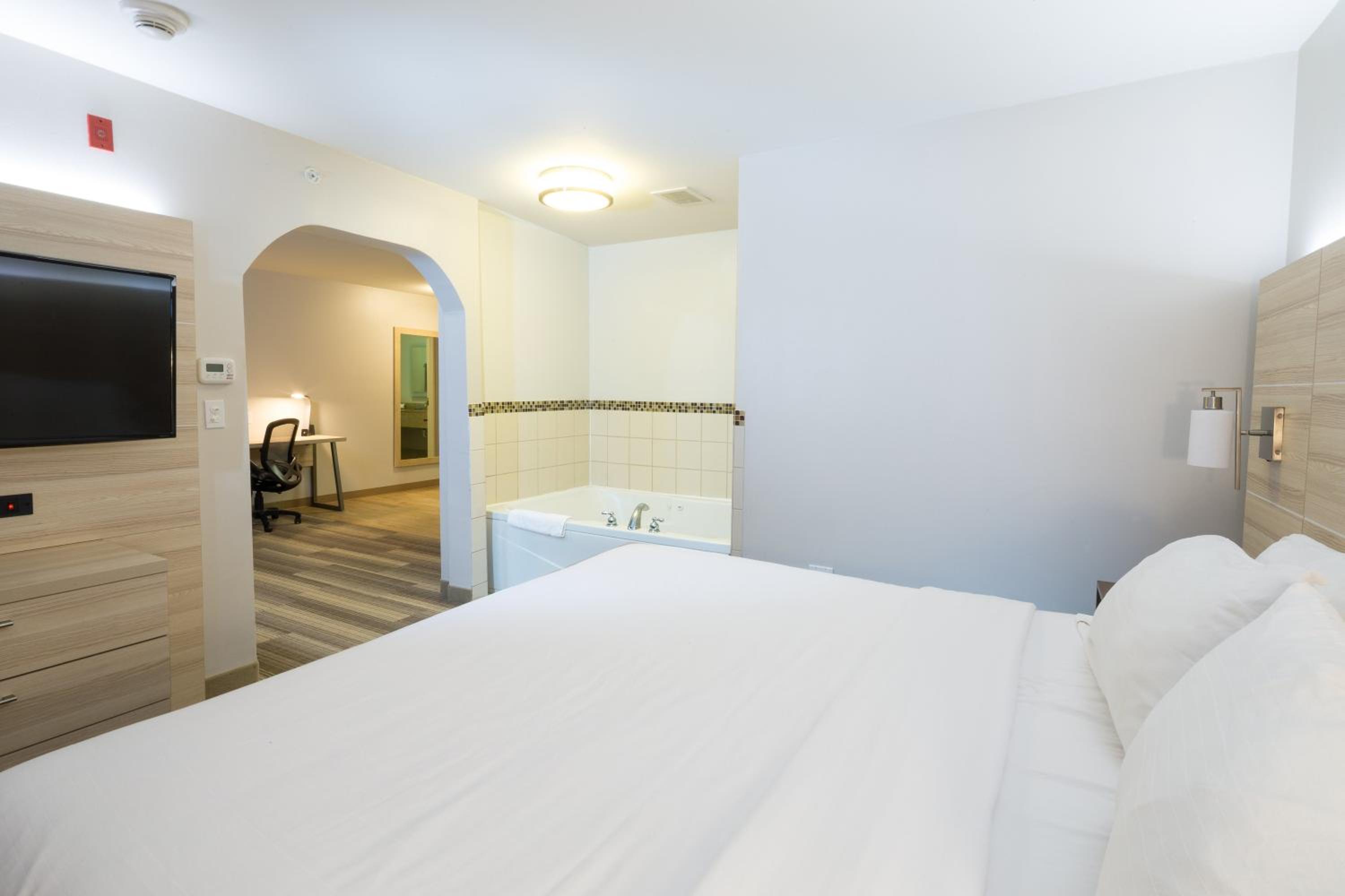 King Suite with Spa Bath - Photo 1
