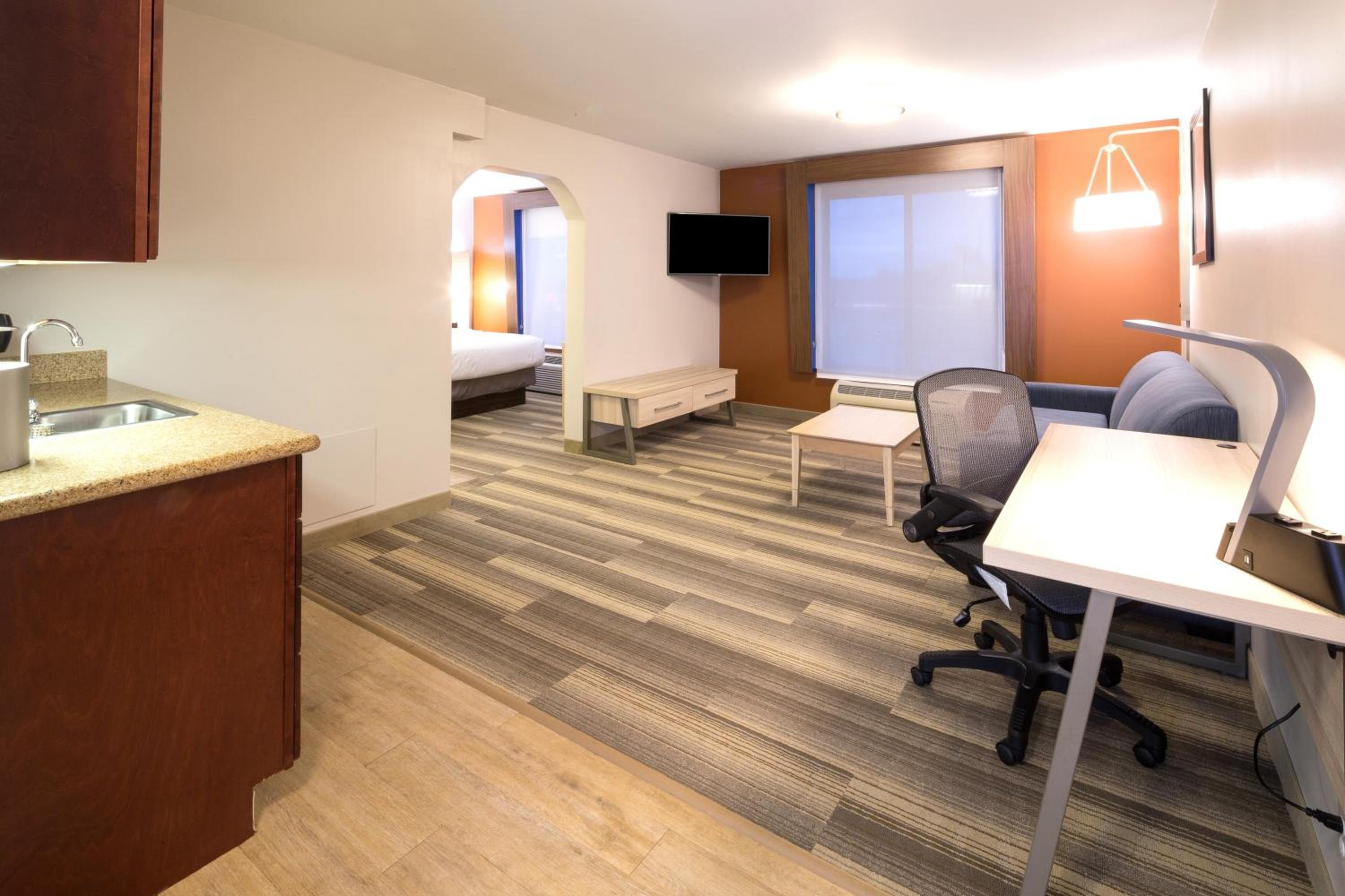 King Suite with Spa Bath - Photo 2