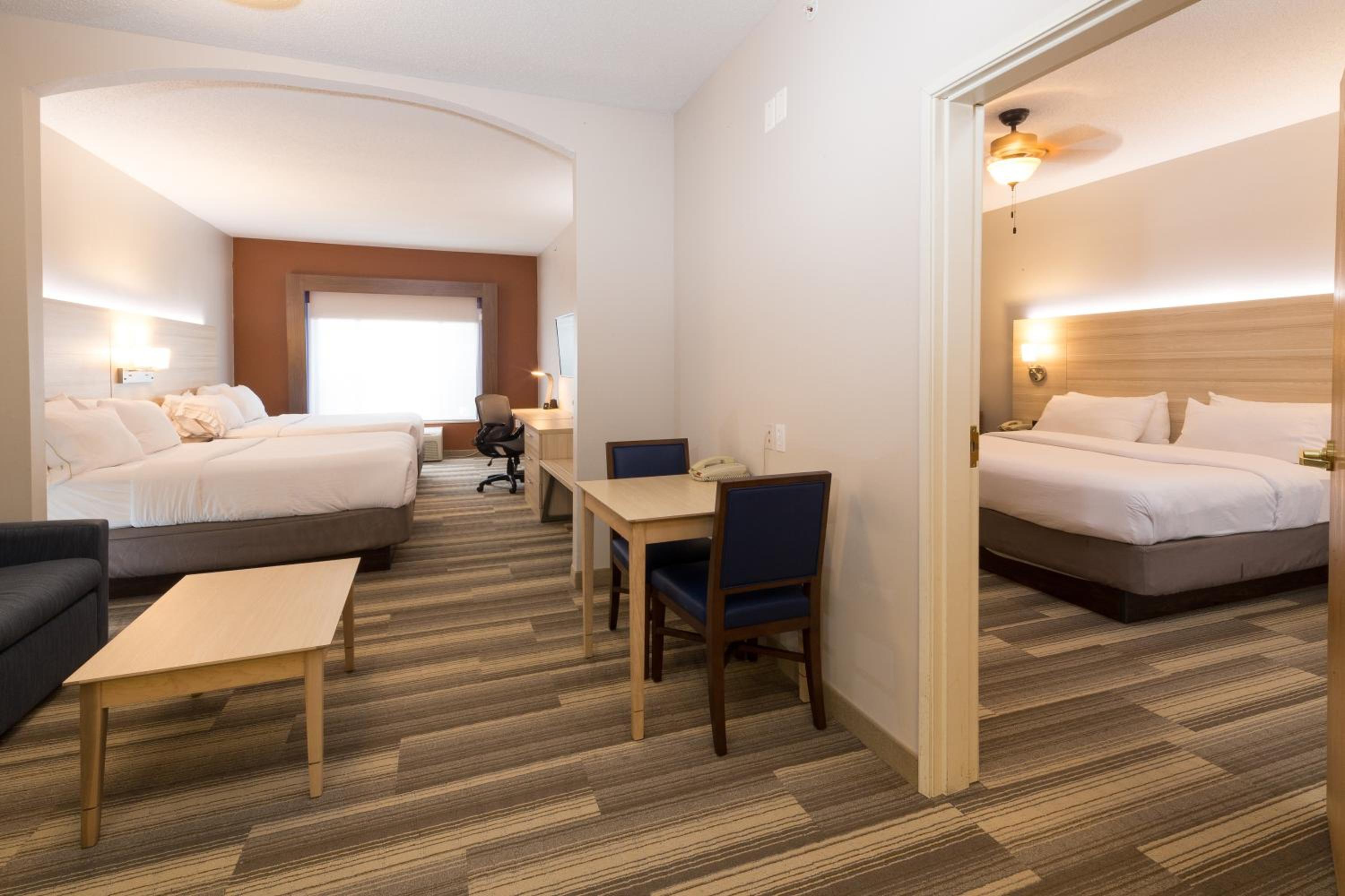 One-Bedroom Suite - Photo 2