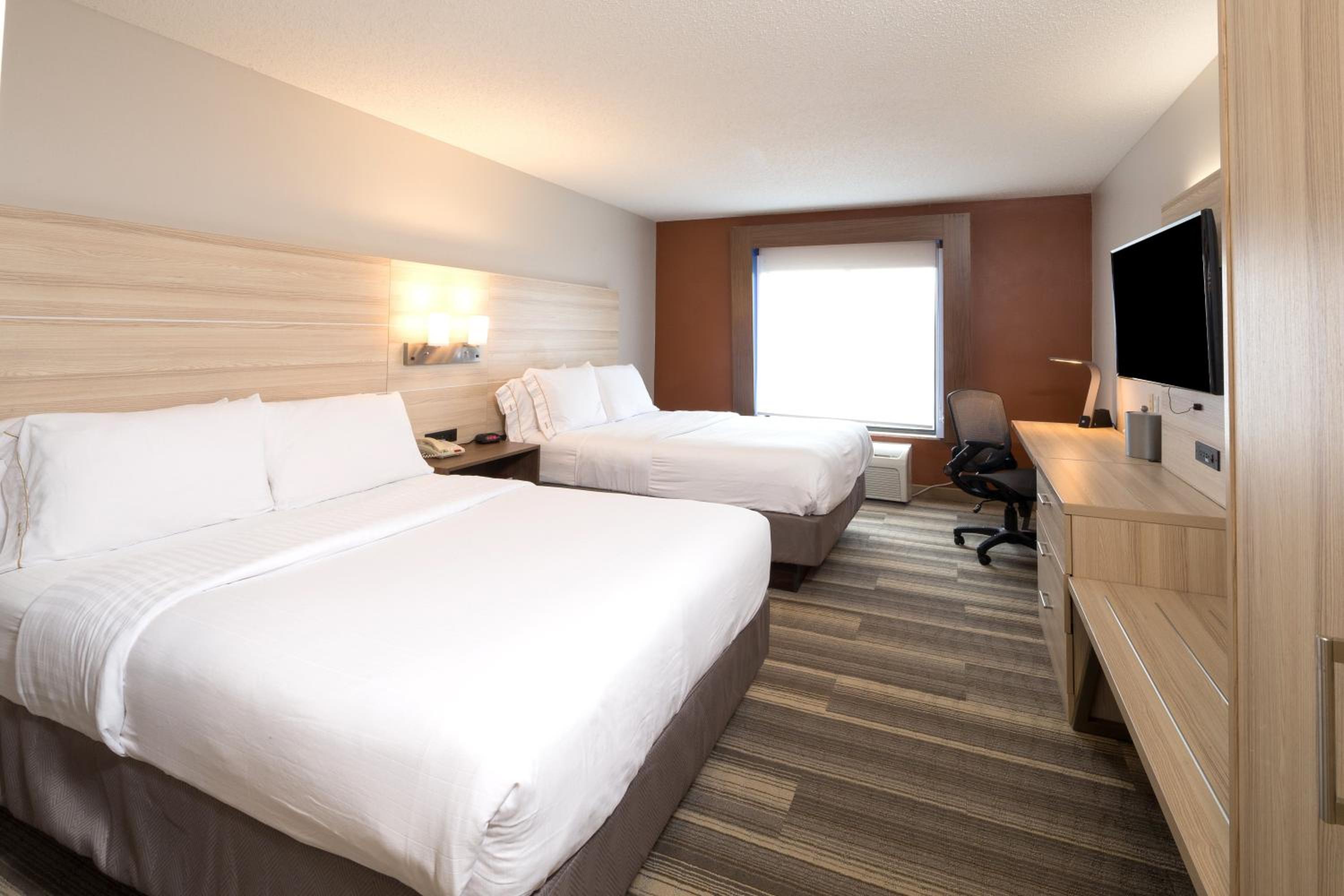 Standard Room with Two Queen Beds - Photo 4