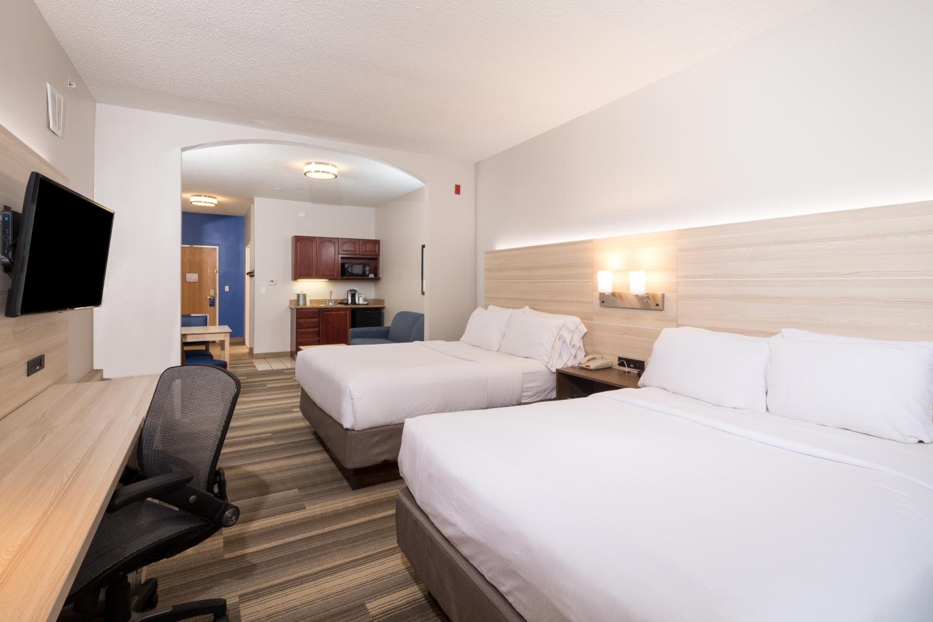 Standard Room with Two Queen Beds - Photo 2