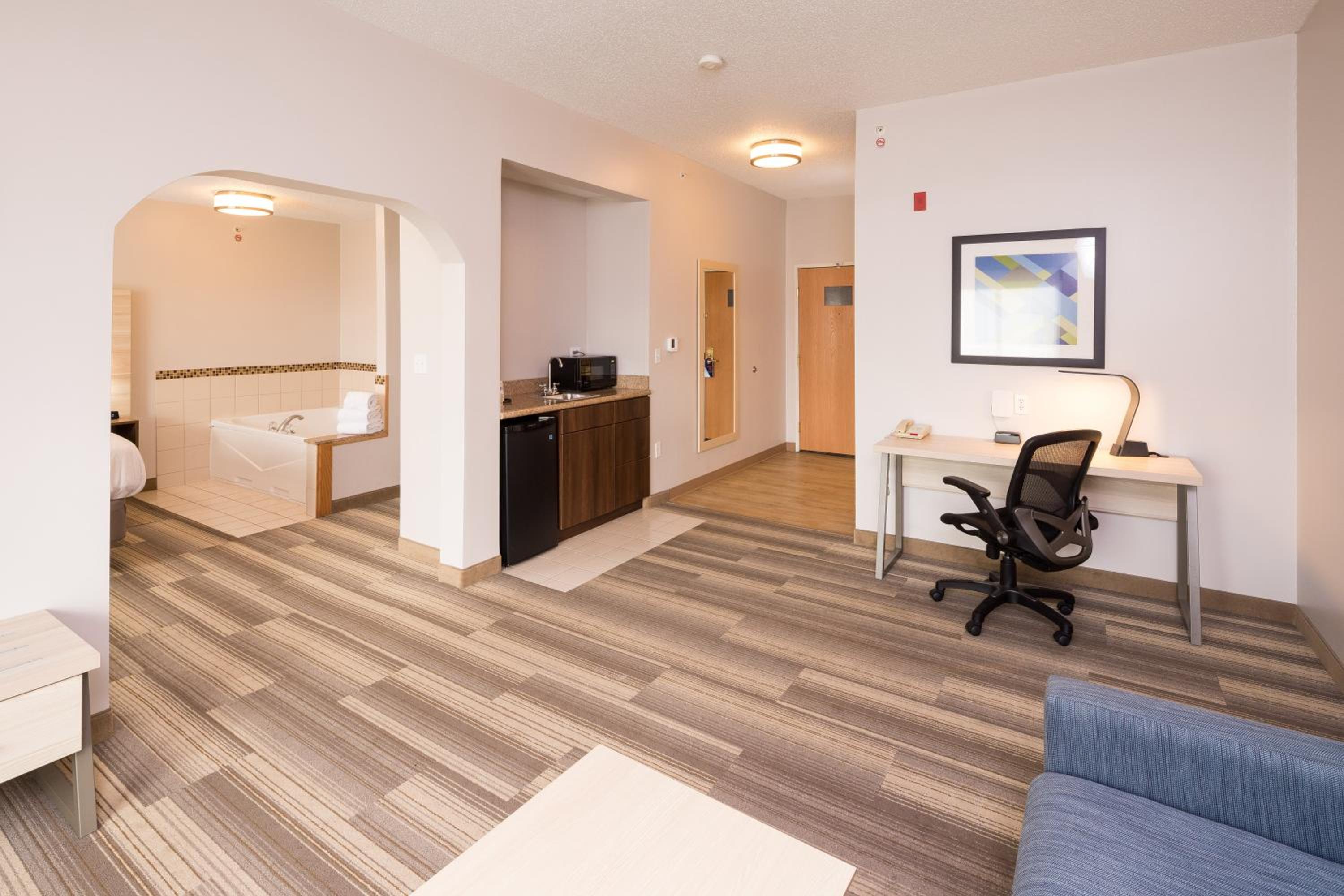 King Suite with Spa Bath - Photo 4