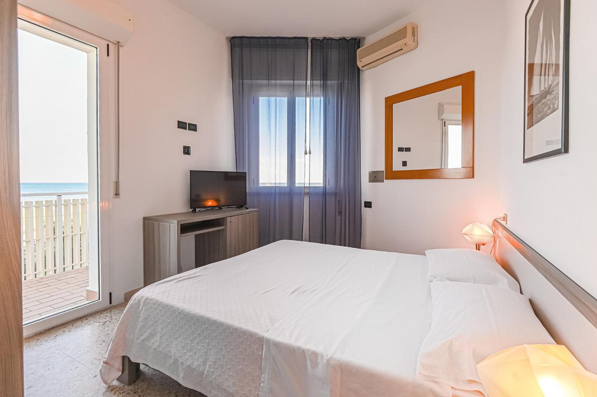Double or Twin Room with Balcony and Beach Access photo 1