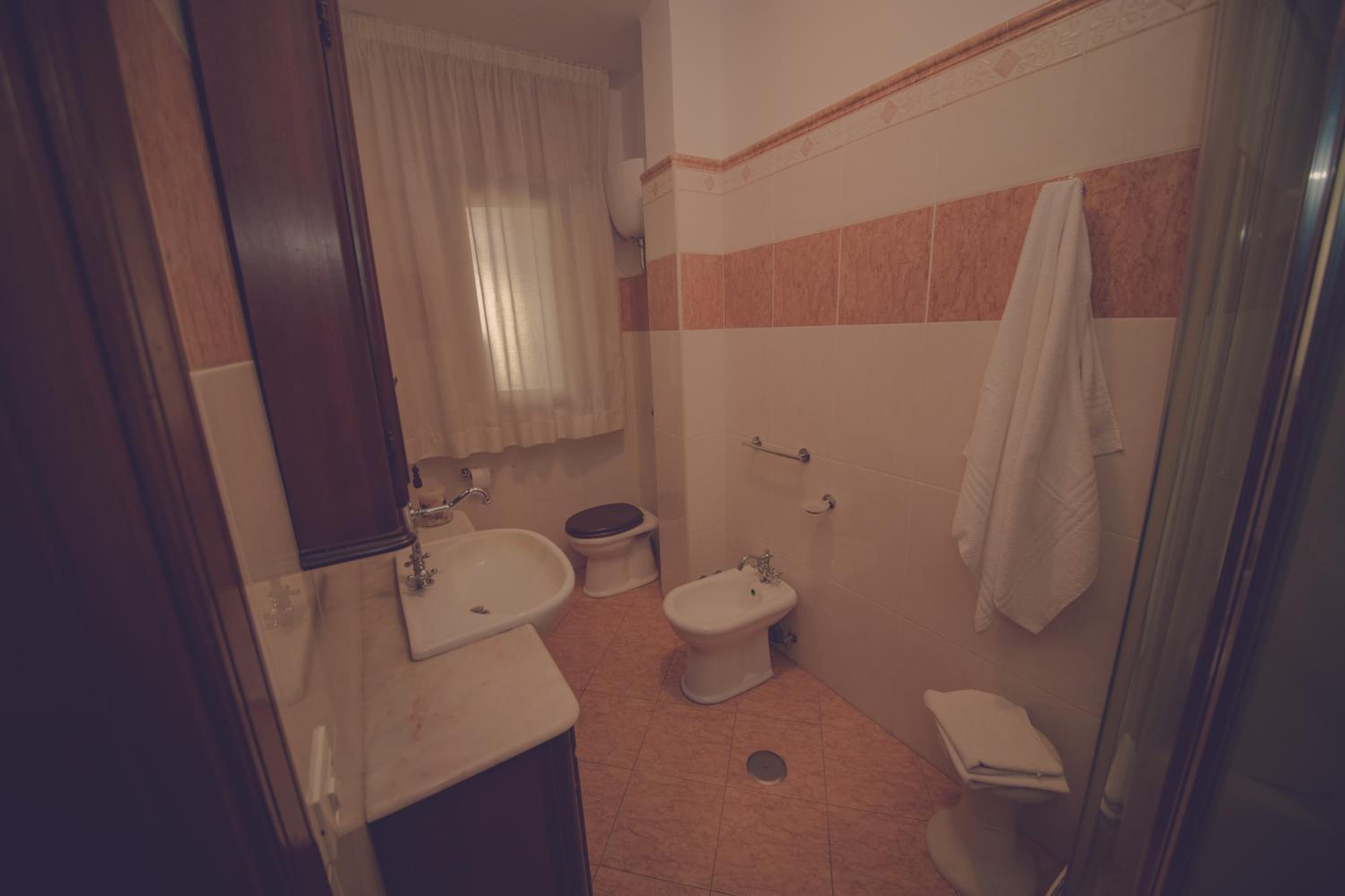 Twin or Double Room with Shared Bathroom photo 3